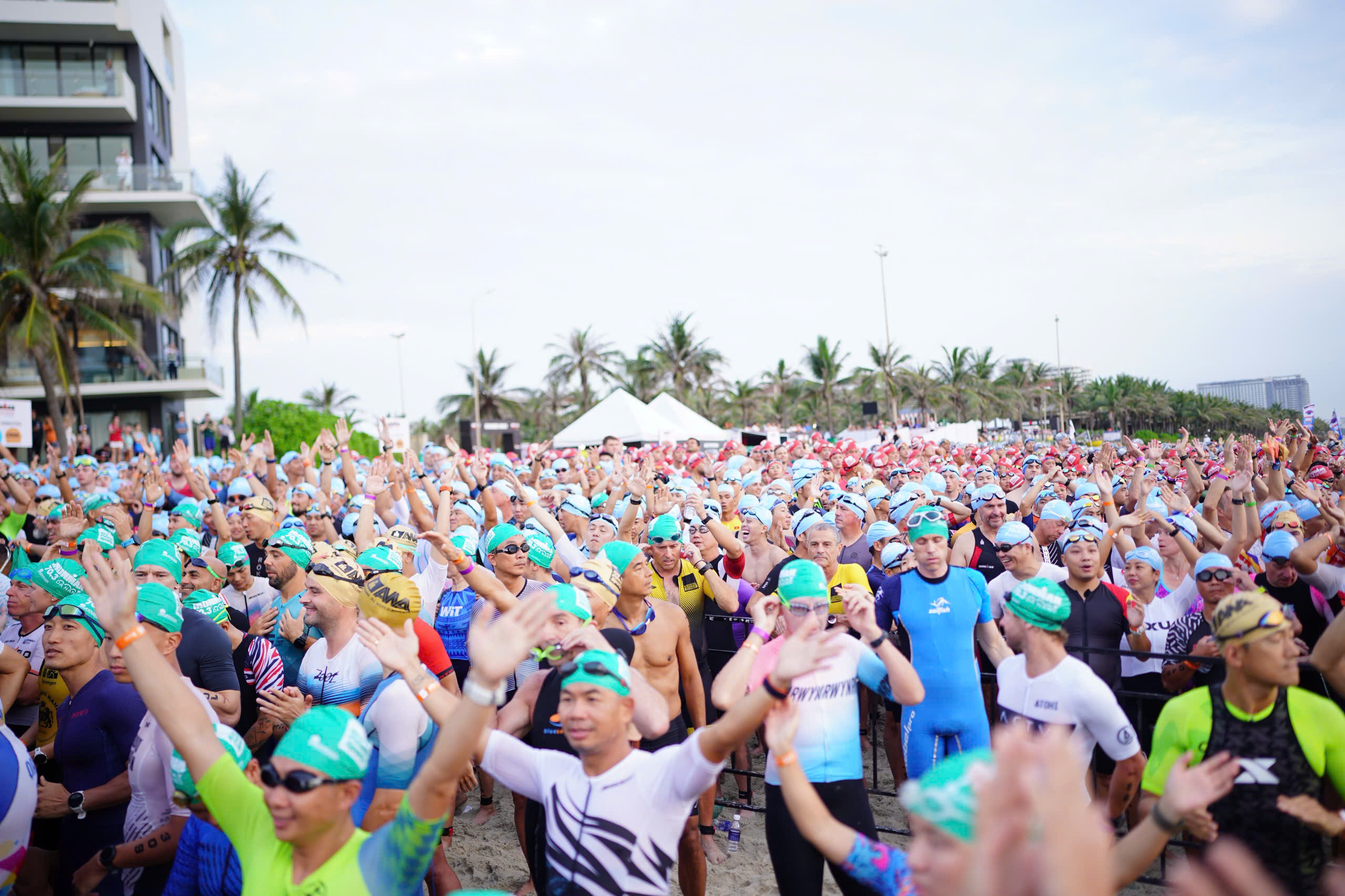 Hàng nghìn 'người thép' lao ra biển Sơn Thủy tranh tài IRONMAN 70.3 Đà Nẵng- Ảnh 2. Hàng nghìn 'người thép' lao ra biển Sơn Thủy tranh tài IRONMAN 70.3 Đà Nẵng- Ảnh 2.