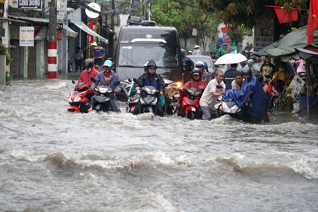 Mùa mưa bão dị thường còn kéo dài- Ảnh 1. Mùa mưa bão dị thường còn kéo dài- Ảnh 1.