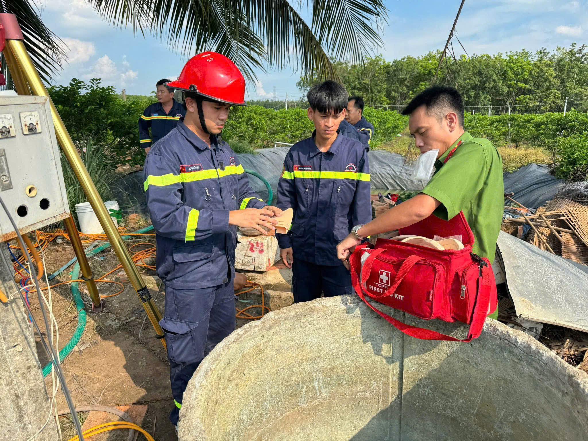 Cứu người phụ nữ mang thai bị rơi xuống giếng sâu - Ảnh 1.