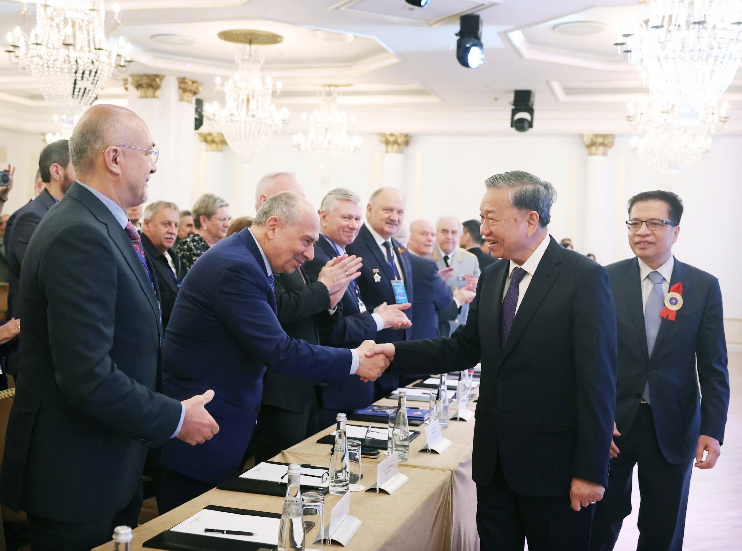 Tổng Bí thư Tô Lâm gặp gỡ cộng đồng người Việt Nam tại Nga- Ảnh 3.