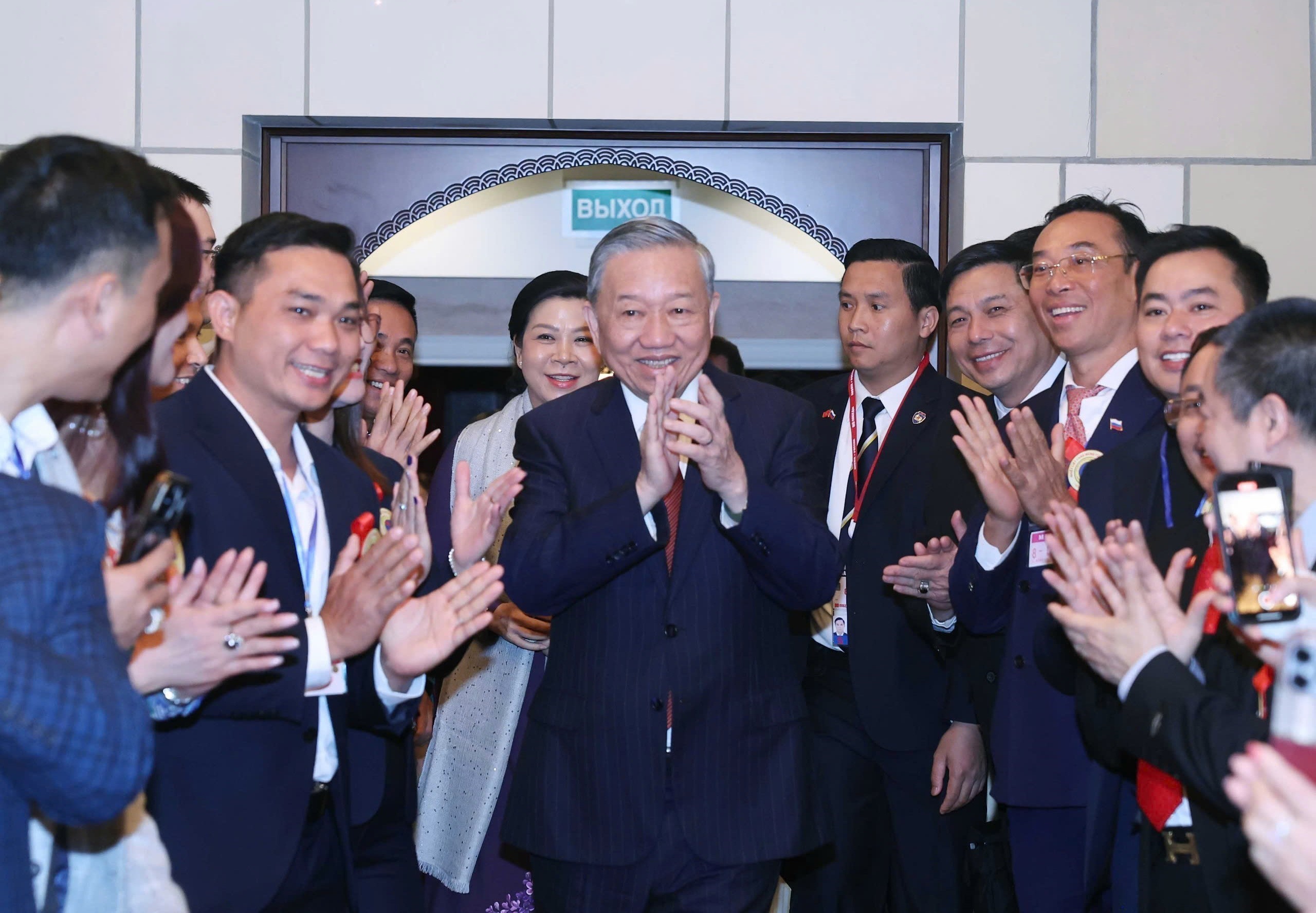 Tổng Bí thư Tô Lâm gặp gỡ cộng đồng người Việt Nam tại Nga- Ảnh 2.