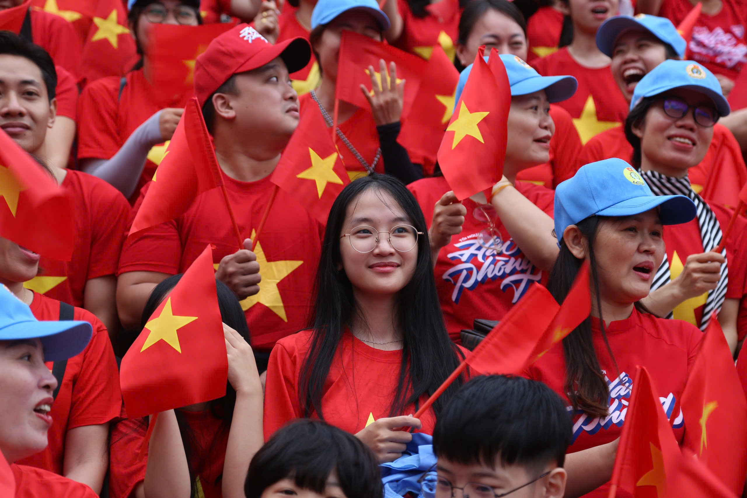 Biển người đội mưa theo dõi diễu hành mừng 70 năm giải phóng Hải Phòng Biển người đội mưa theo dõi diễu hành mừng 70 năm giải phóng Hải Phòng