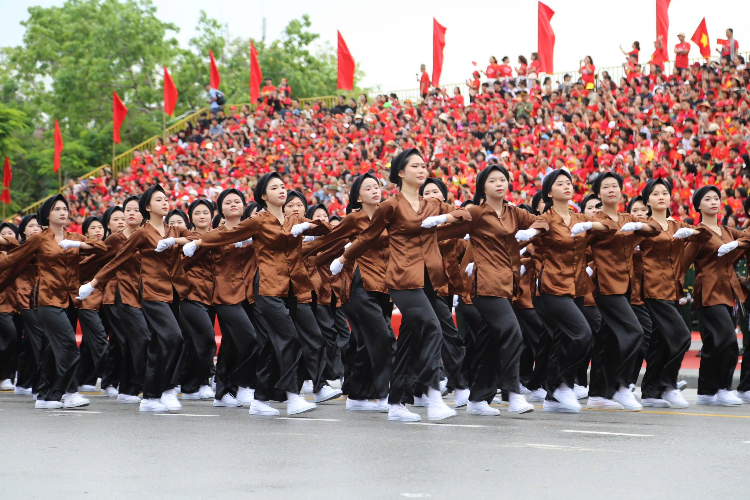 Biển người đội mưa theo dõi diễu hành mừng 70 năm giải phóng Hải Phòng - Ảnh 9.