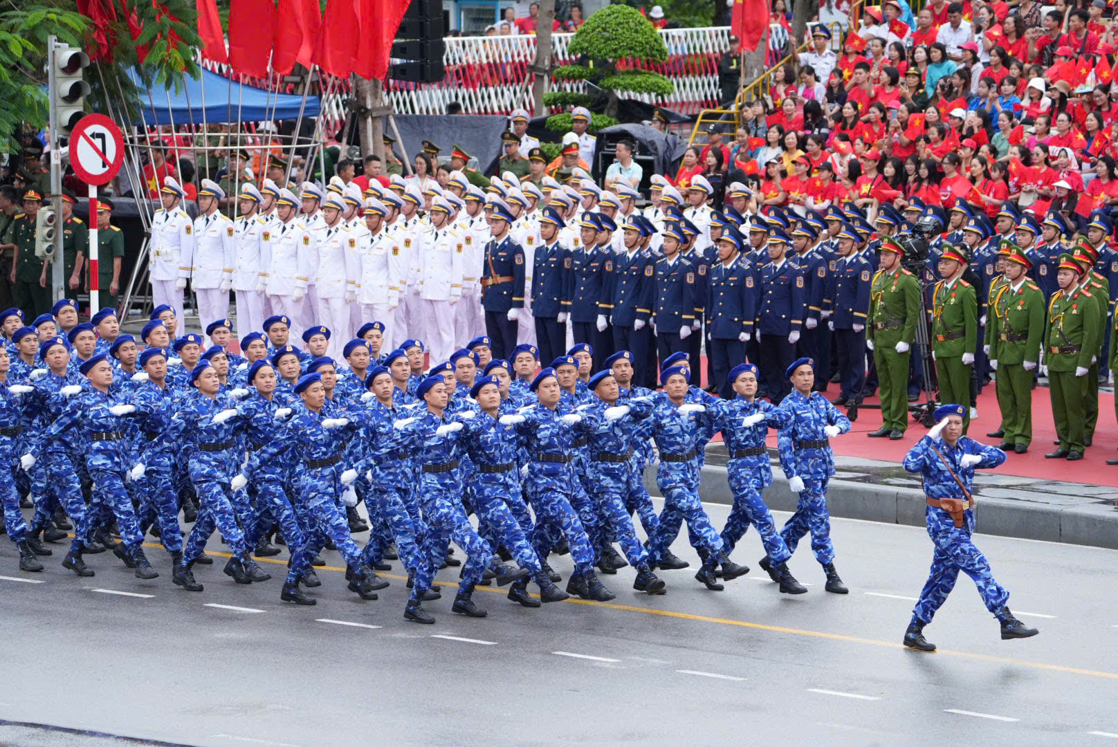 Biển người đội mưa theo dõi diễu hành mừng 70 năm giải phóng Hải Phòng - Ảnh 13.