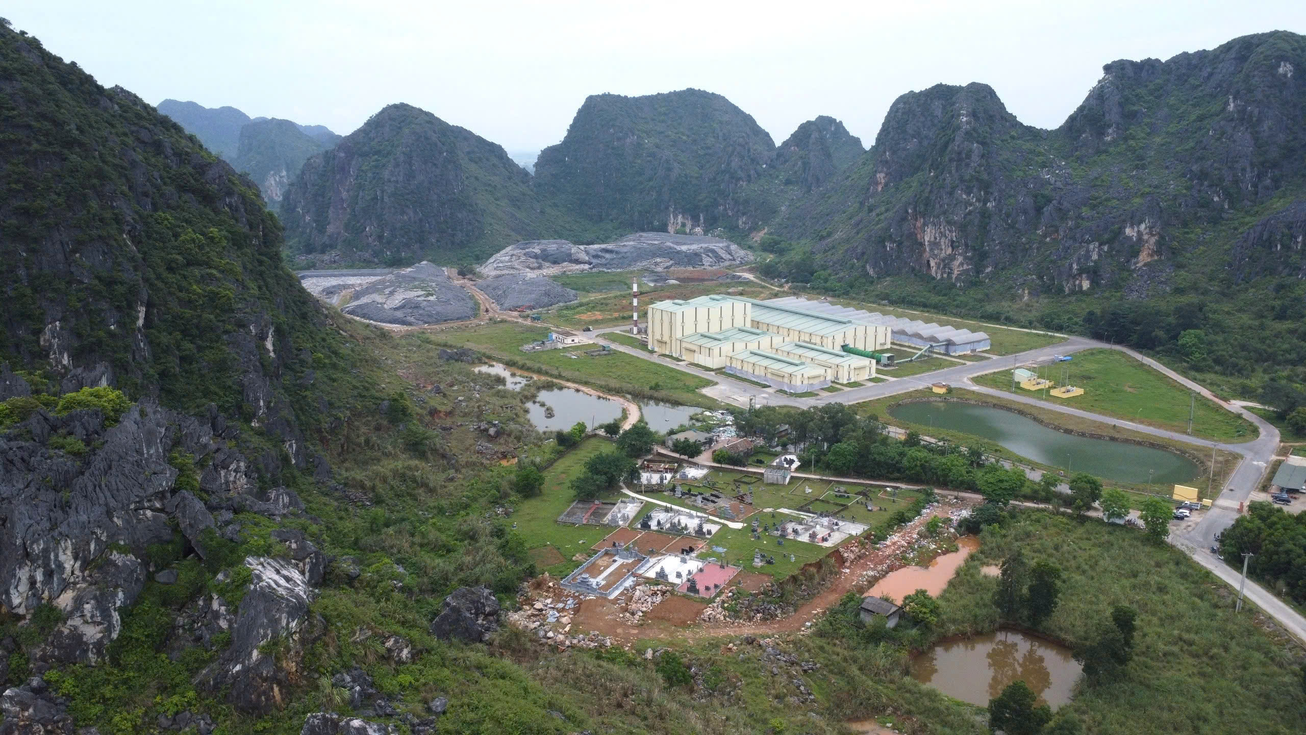 Dân chặn xe chở rác Tại TP . Thanh hóa: Hàng trăm tấn rác được giải phóng - Ảnh 2. Dân chặn xe chở rác Tại TP . Thanh hóa: Hàng trăm tấn rác được giải phóng - Ảnh 2.