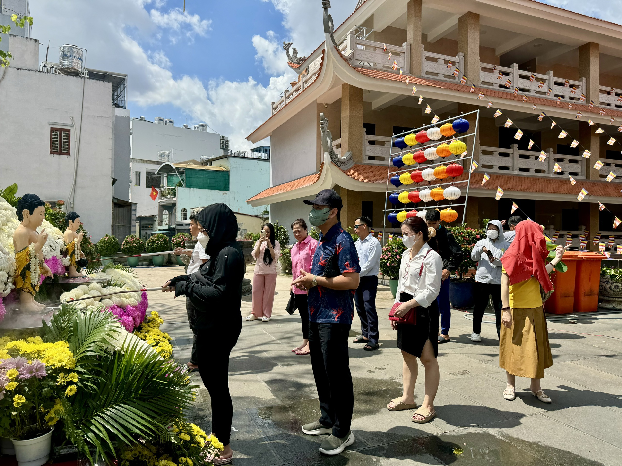 Người dân TP.HCM đi chùa mừng lễ Phật đản cầu bình an, buông bỏ muộn phiền - Ảnh 8.