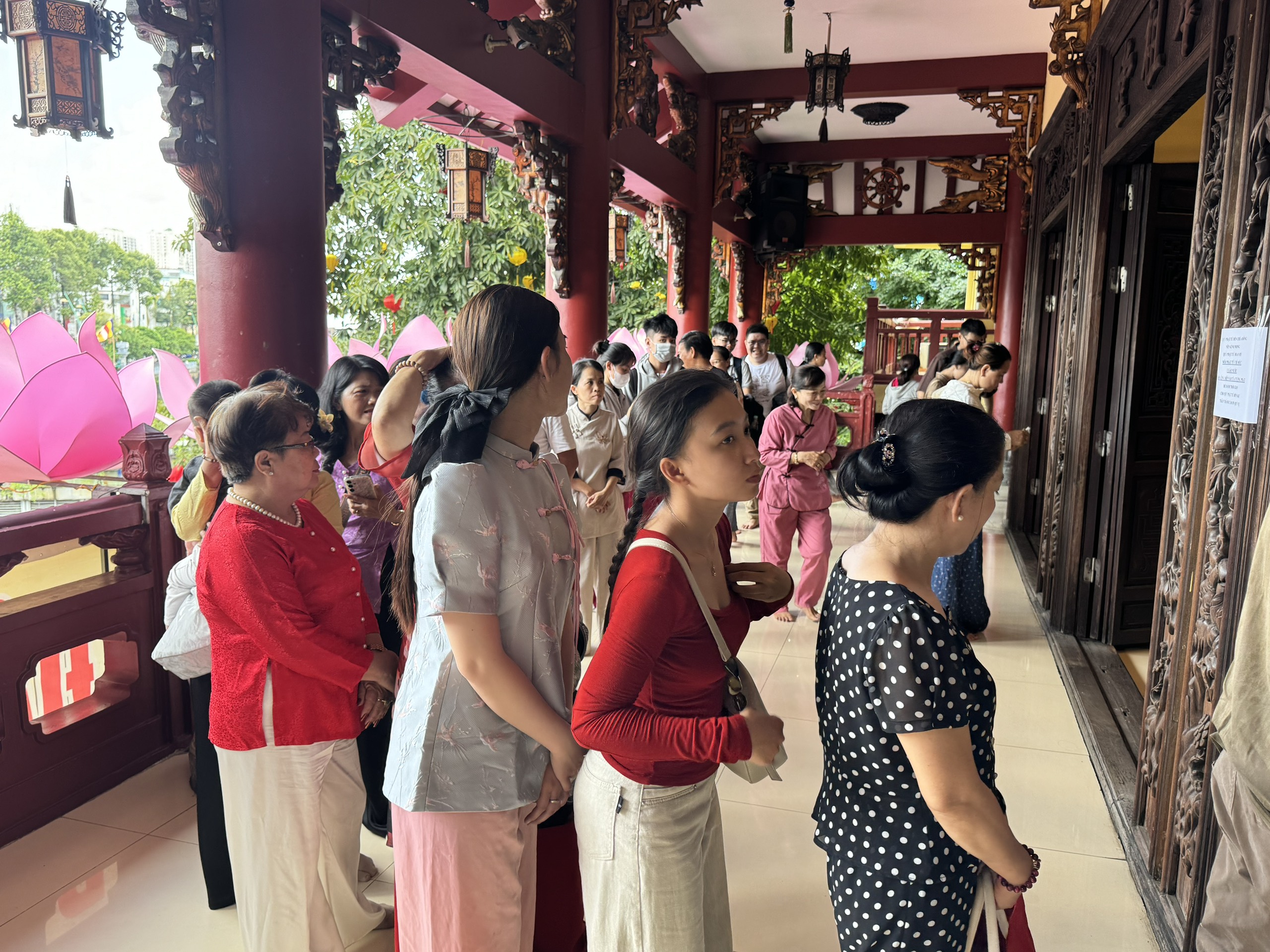 Người dân TP.HCM đi chùa mừng lễ Phật đản cầu bình an, buông bỏ muộn phiền - Ảnh 3.