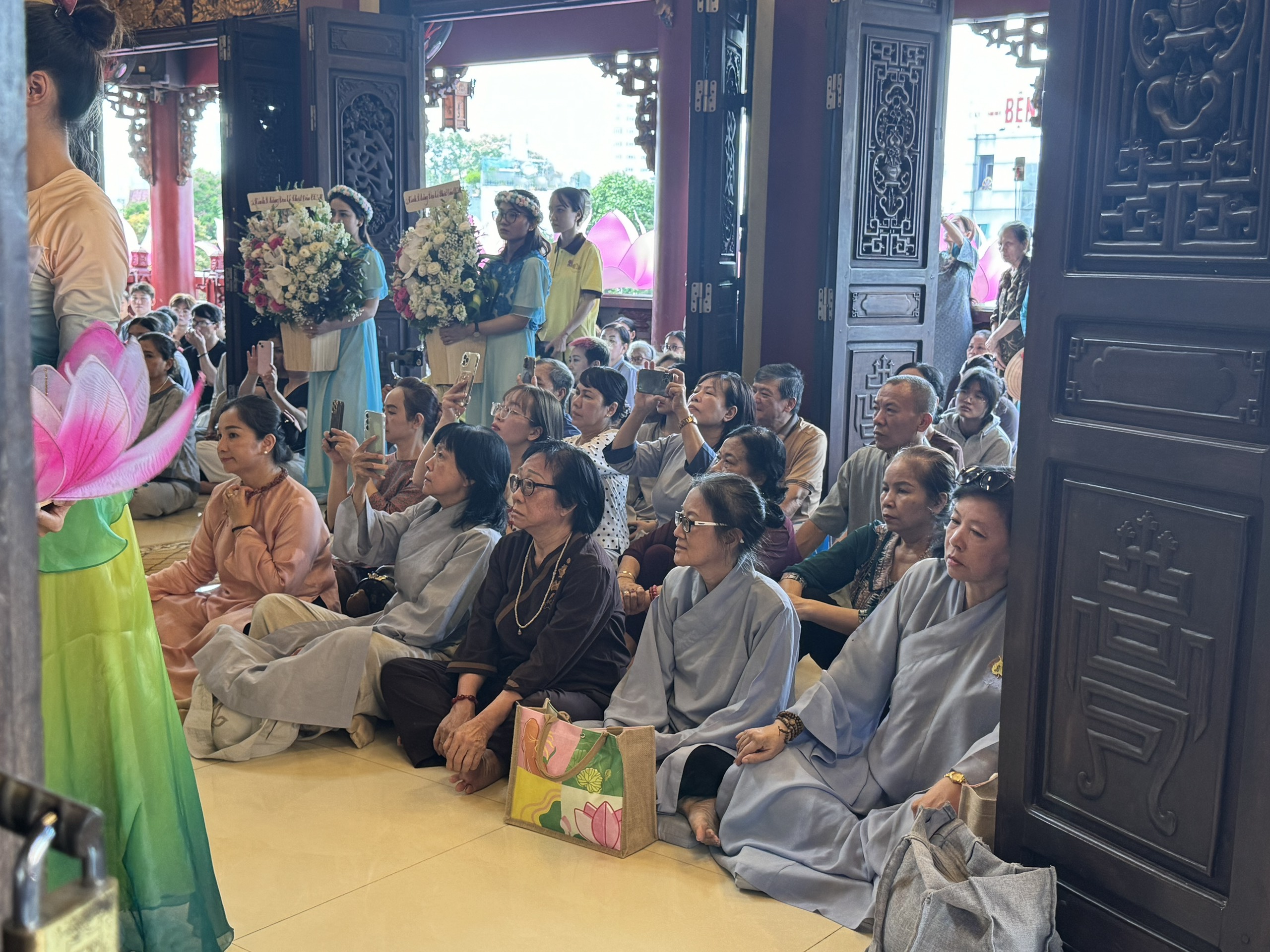 Người dân TP.HCM đi chùa mừng lễ Phật đản cầu bình an, buông bỏ muộn phiền - Ảnh 2.