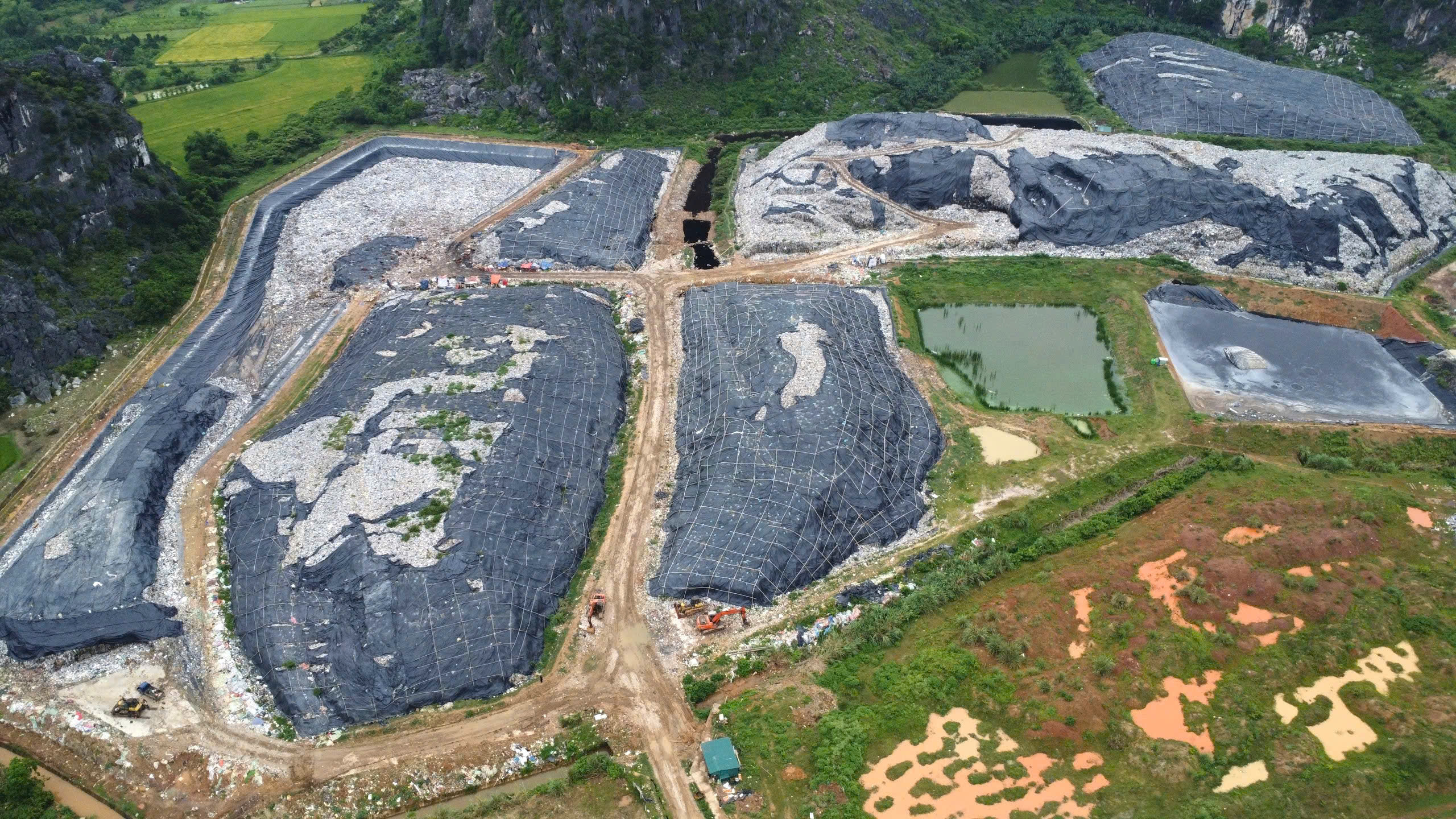 Người dân xã Đông Nam chặn xe chở rác Vì ô nhiễm môi trường nặng nề - Ảnh 2. Người dân xã Đông Nam chặn xe chở rác Vì ô nhiễm môi trường nặng nề - Ảnh 2.