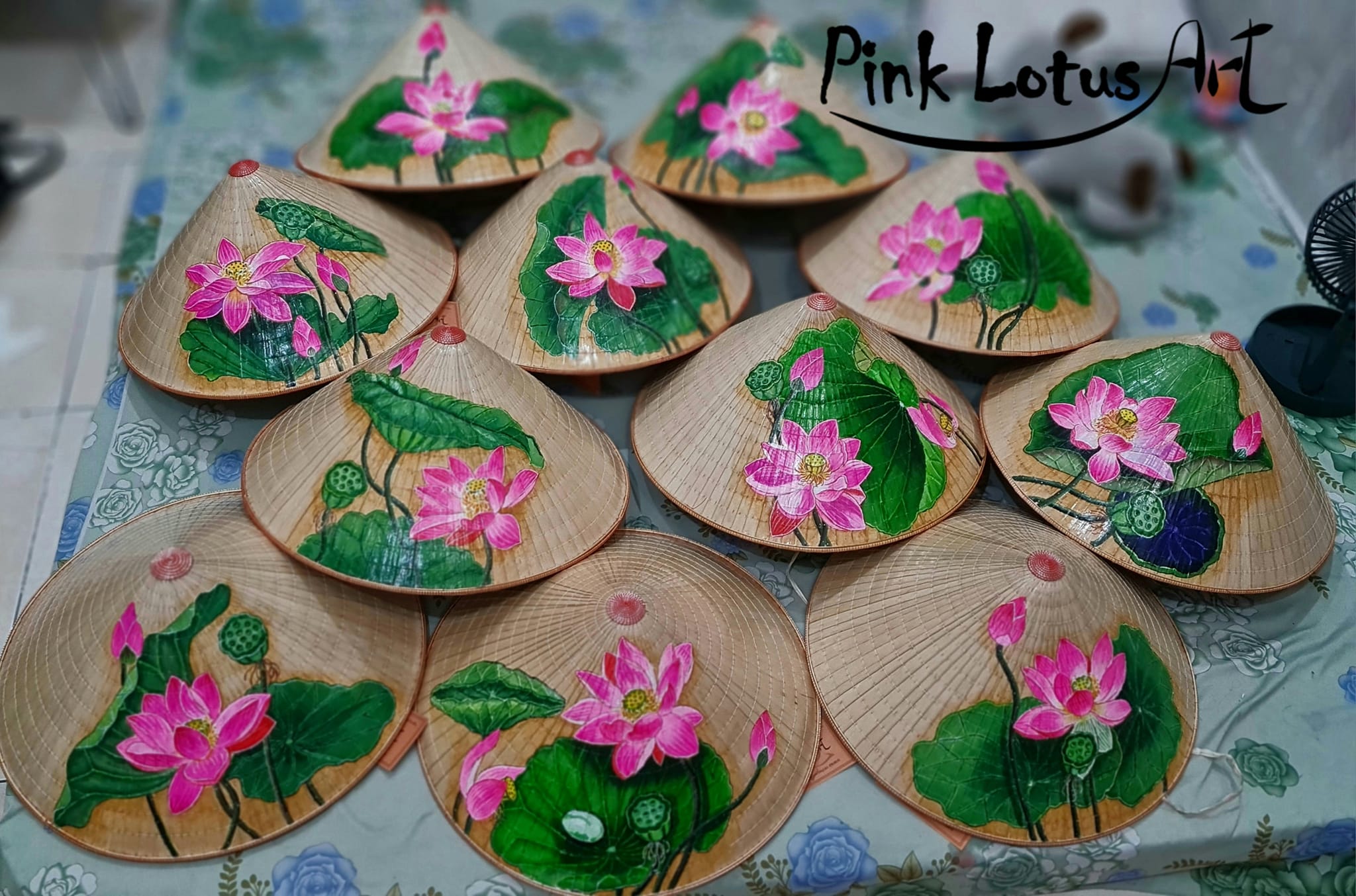 Người phụ nữ miền Tây khoác ‘áo mới’ cho nón lá truyền thống - Ảnh 2.