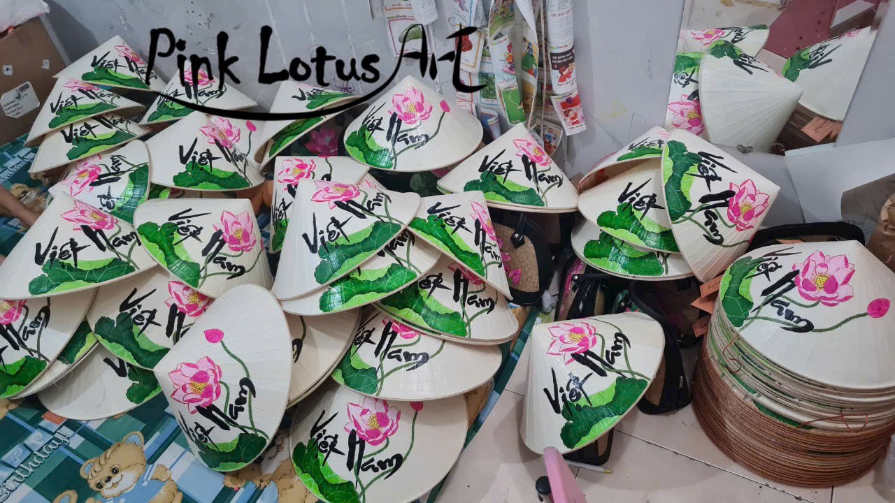 Người phụ nữ miền Tây khoác ‘áo mới’ cho nón lá truyền thống - Ảnh 3.