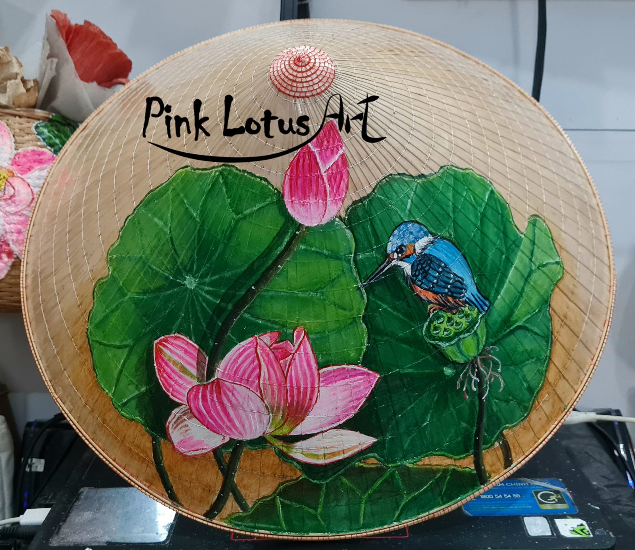 Người phụ nữ miền Tây khoác ‘áo mới’ cho nón lá truyền thống - Ảnh 4.