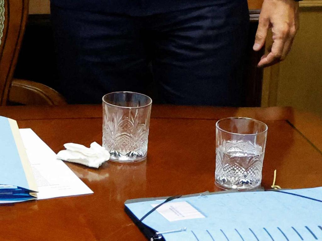 'Vật thể lạ' ông Macron giấu đi là gì? - Ảnh 2.