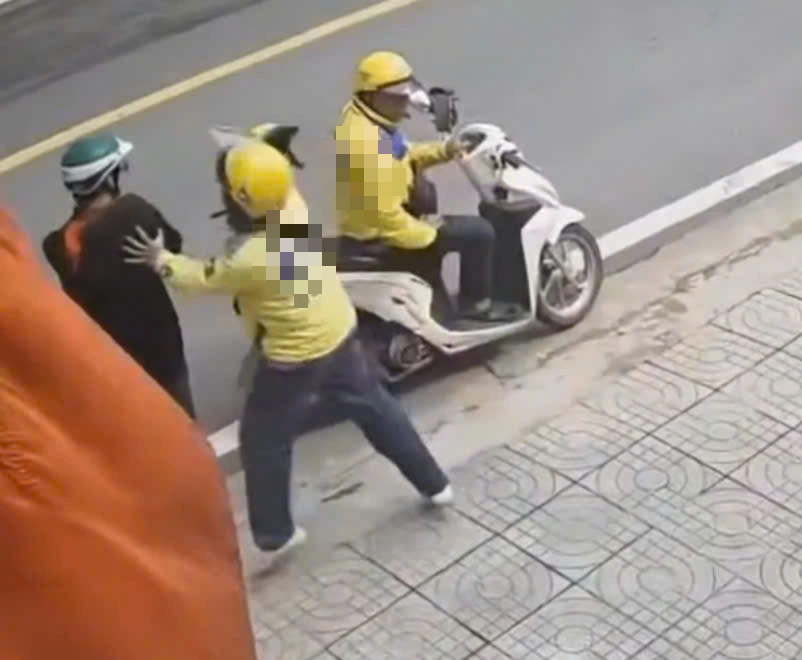 TP.HCM: Tài xế công nghệ cầm nón bảo hiểm tấn công hành khách- Ảnh 1.