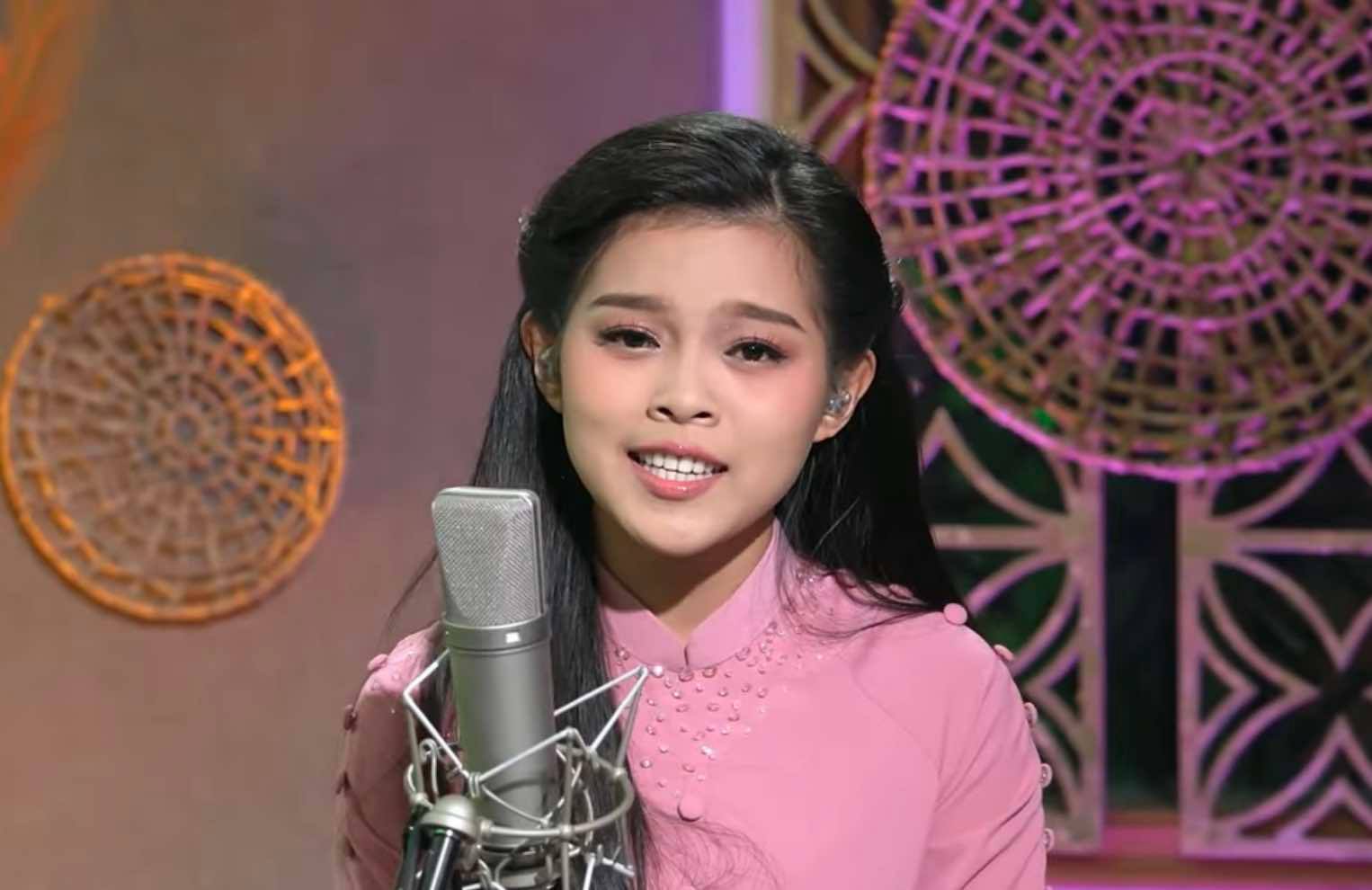 Con gái nuôi hát 'Giấc mơ cánh cò', nghẹn ngào nhắc kỷ niệm với Phi Nhung- Ảnh 1. Con gái nuôi hát 'Giấc mơ cánh cò', nghẹn ngào nhắc kỷ niệm với Phi Nhung- Ảnh 1.