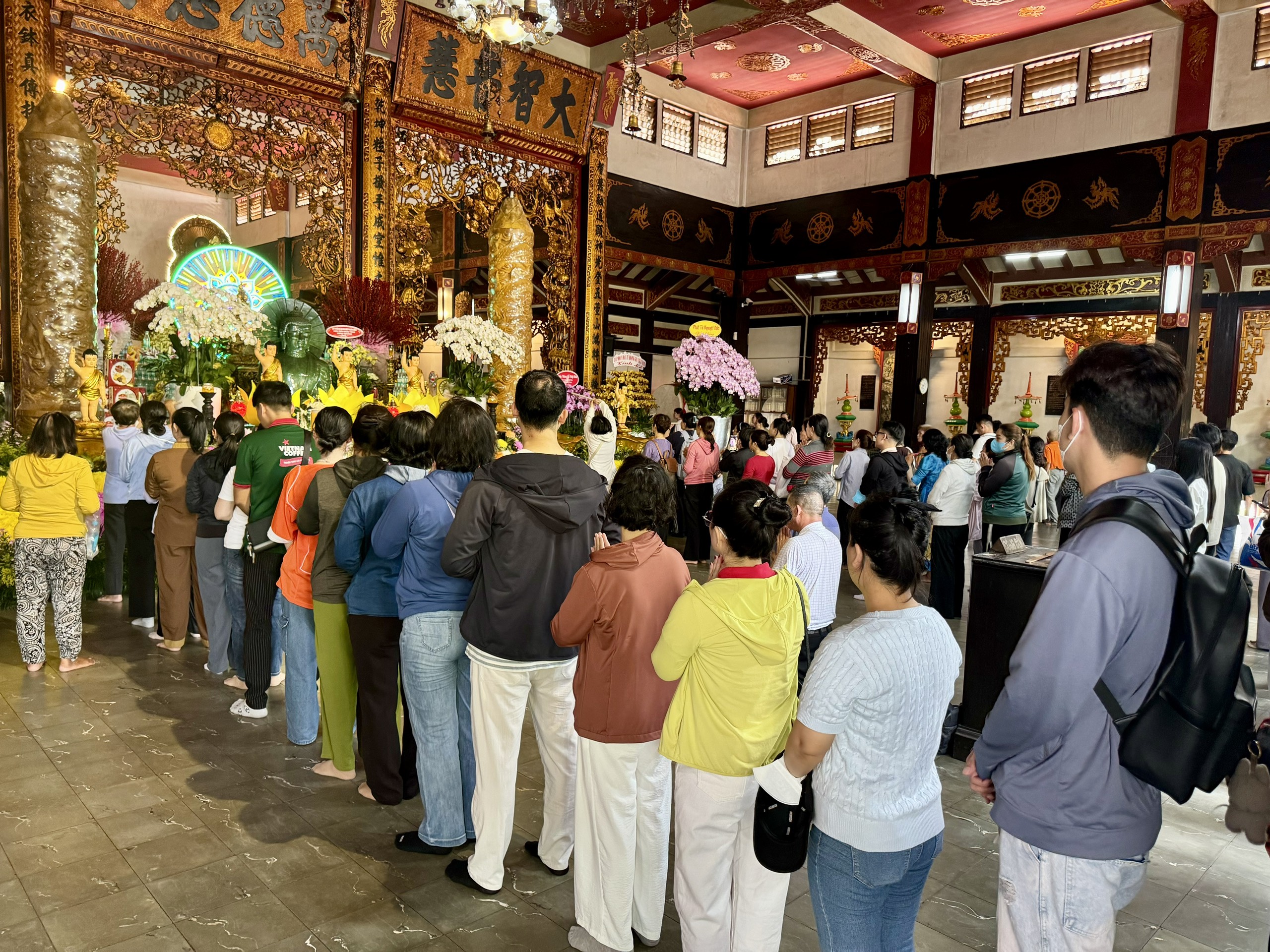 Người dân TP.HCM đi chùa mừng lễ Phật đản cầu bình an, buông bỏ muộn phiền - Ảnh 6.