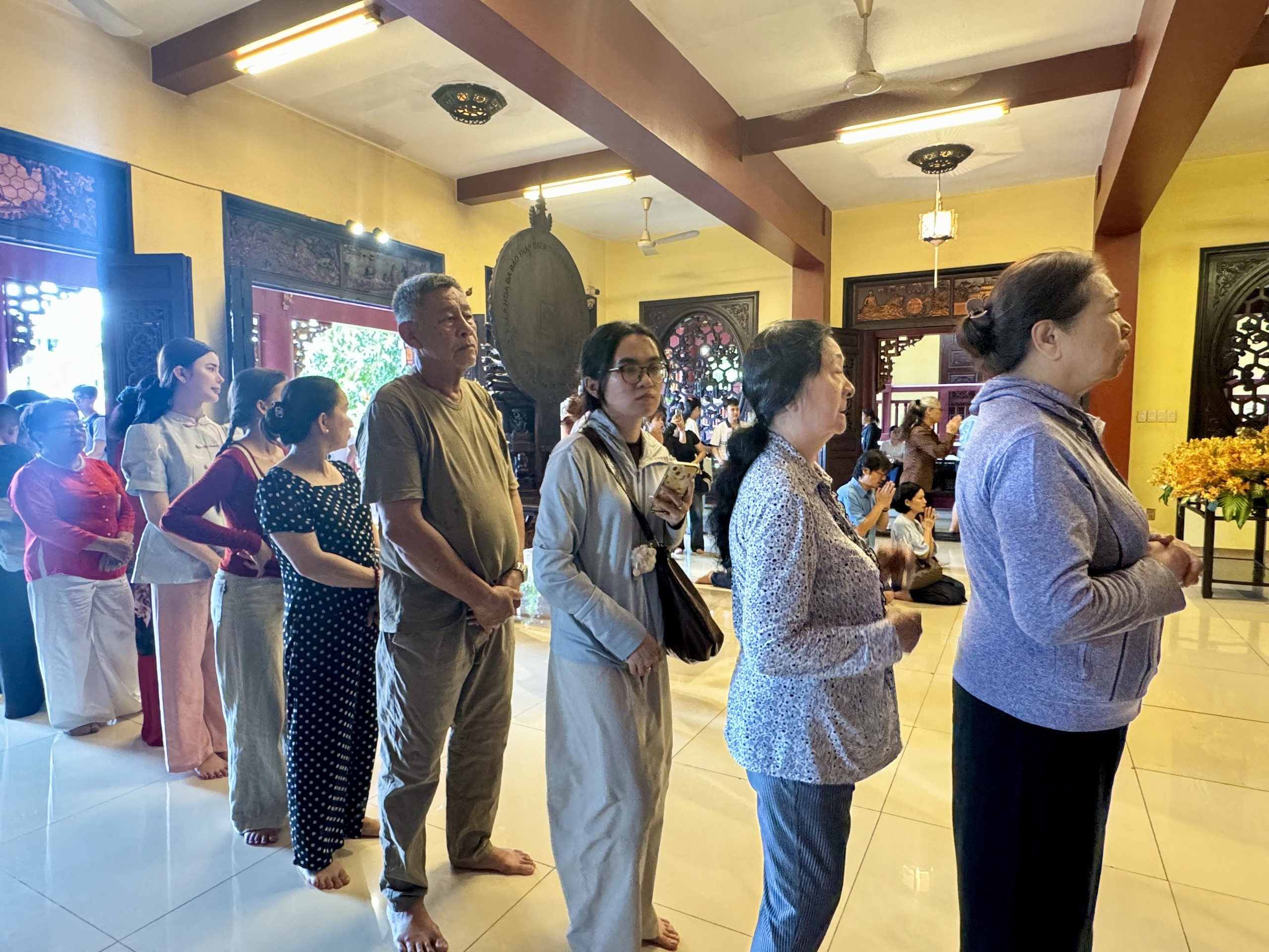 Người dân TP.HCM đi chùa mừng lễ Phật đản cầu bình an, buông bỏ muộn phiền - Ảnh 4.