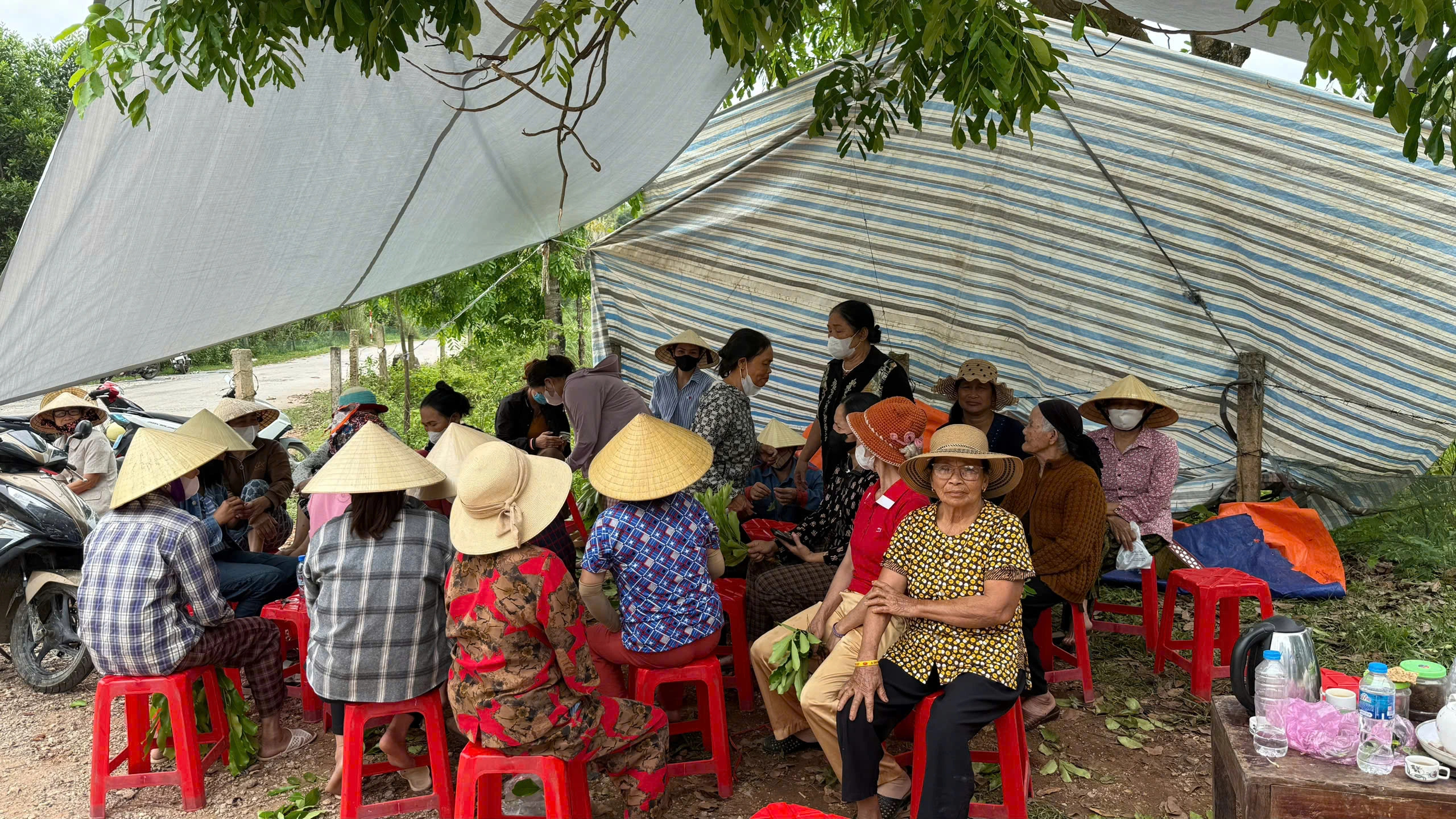 Người dân xã Đông Nam chặn xe chở rác Vì ô nhiễm môi trường nặng nề - Ảnh 1. Người dân xã Đông Nam chặn xe chở rác Vì ô nhiễm môi trường nặng nề - Ảnh 1.