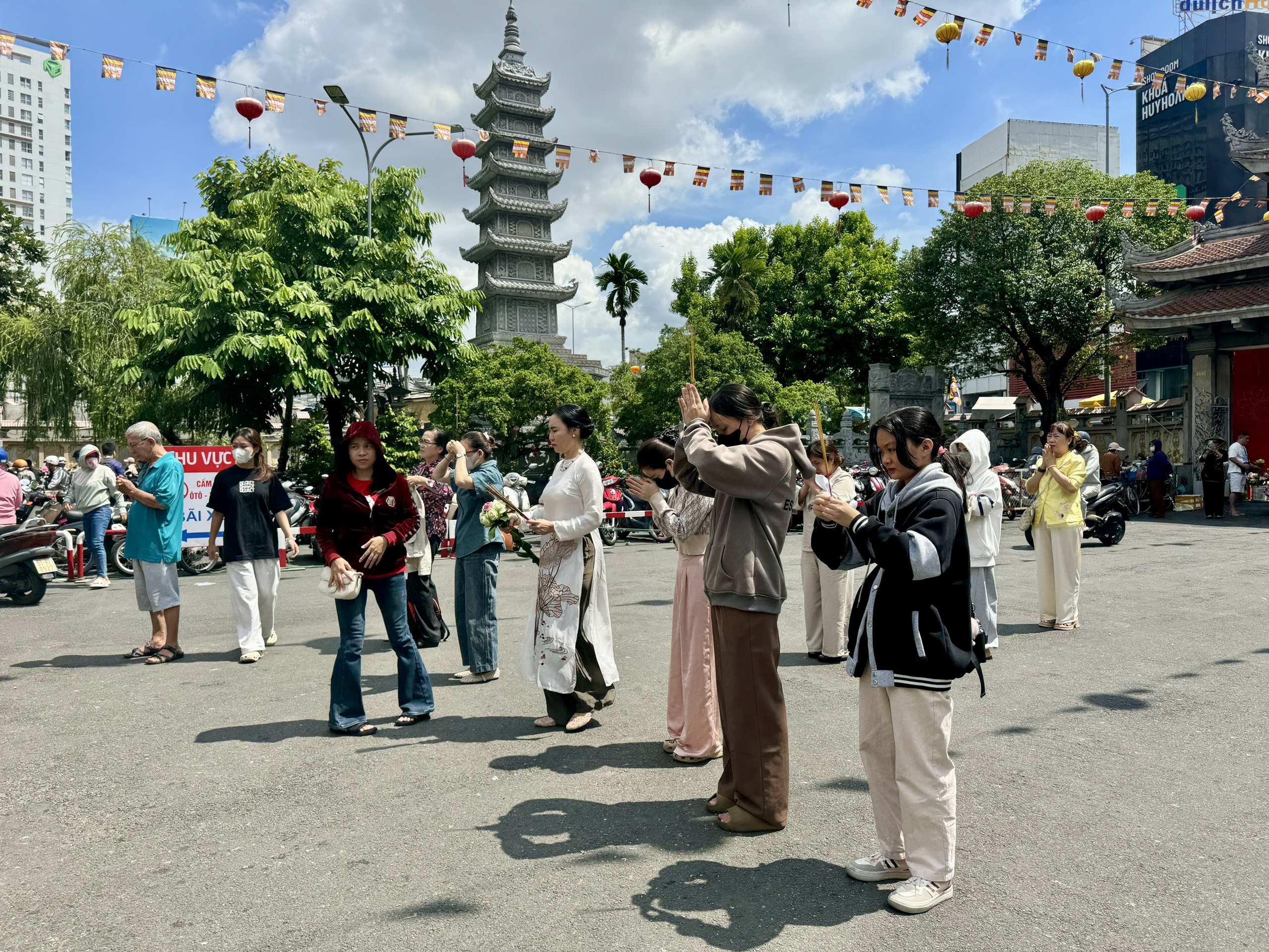 Người dân TP.HCM đi chùa mừng lễ Phật đản cầu bình an, buông bỏ muộn phiền - Ảnh 7.