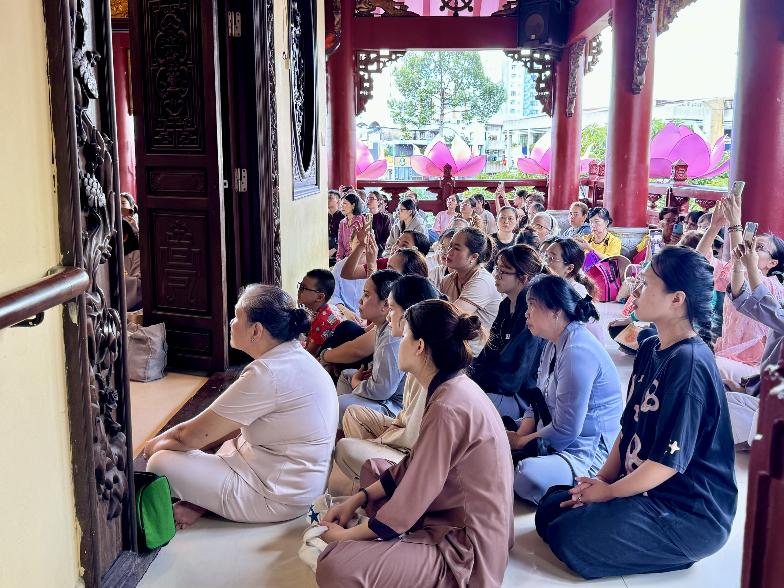 Người dân TP.HCM đi chùa mừng lễ Phật đản cầu bình an, buông bỏ muộn phiền - Ảnh 1.