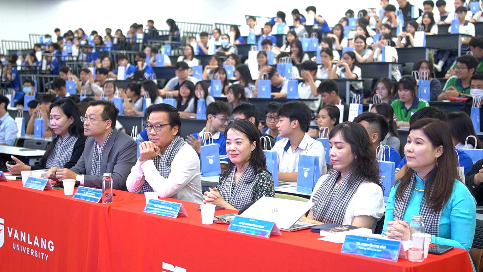 Học sinh THPT trải nghiệm văn hóa bốn phương tại trường đại học - Ảnh 1.