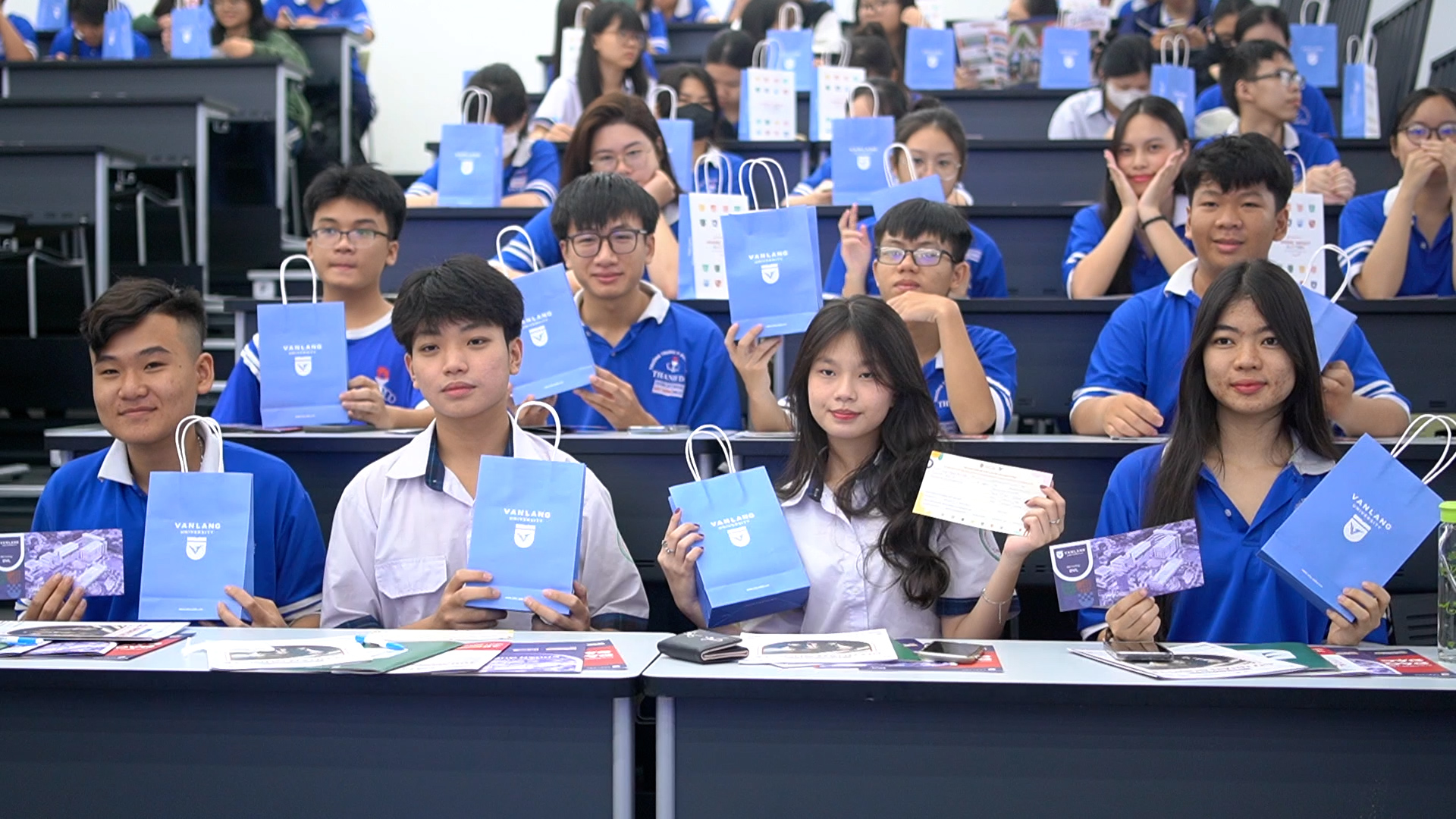 Học sinh THPT trải nghiệm văn hóa bốn phương tại trường đại học - Ảnh 2.