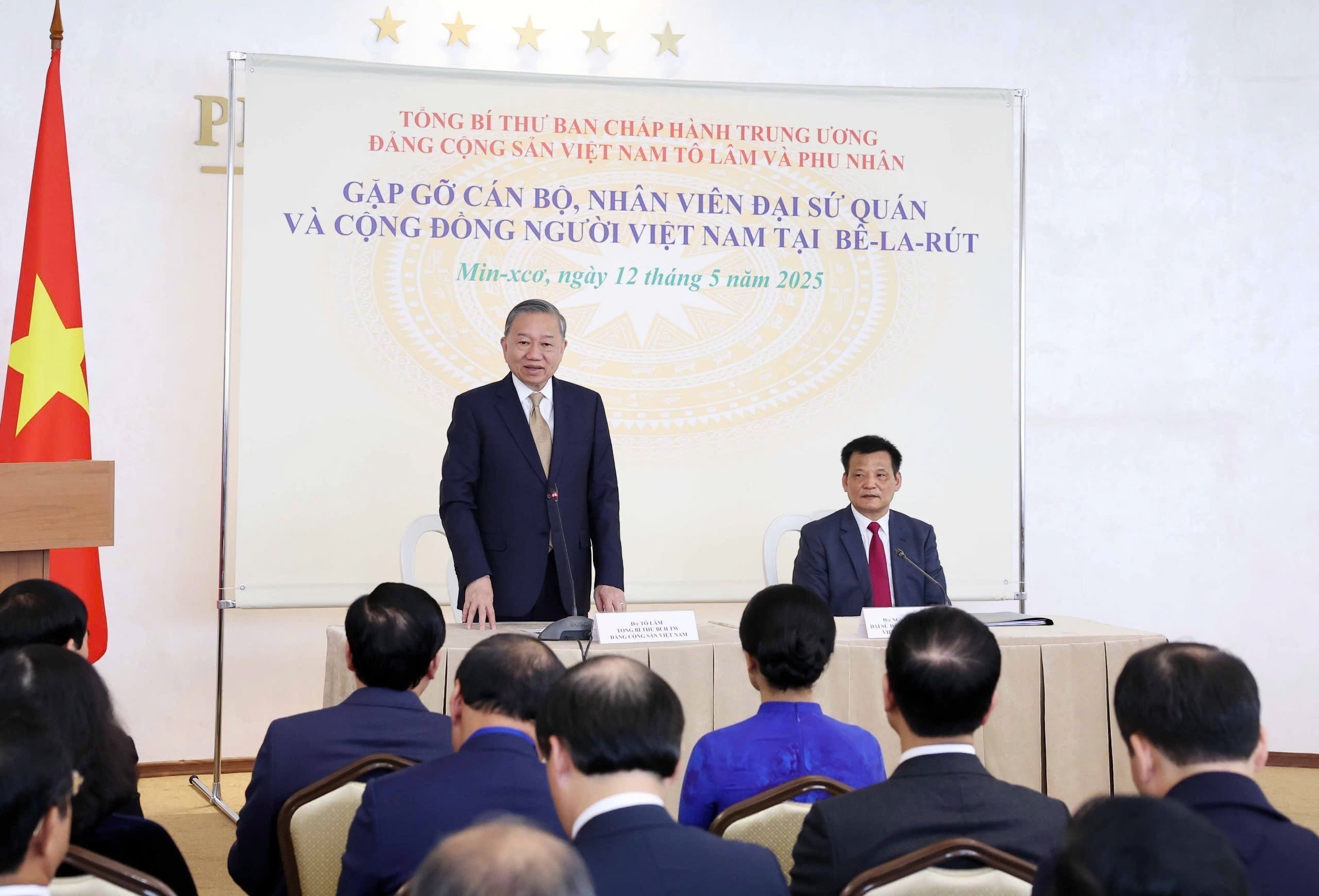 Tổng Bí thư Tô Lâm gặp gỡ cộng đồng người Việt Nam tại Belarus - Ảnh 1. Tổng Bí thư Tô Lâm gặp gỡ cộng đồng người Việt Nam tại Belarus - Ảnh 1.