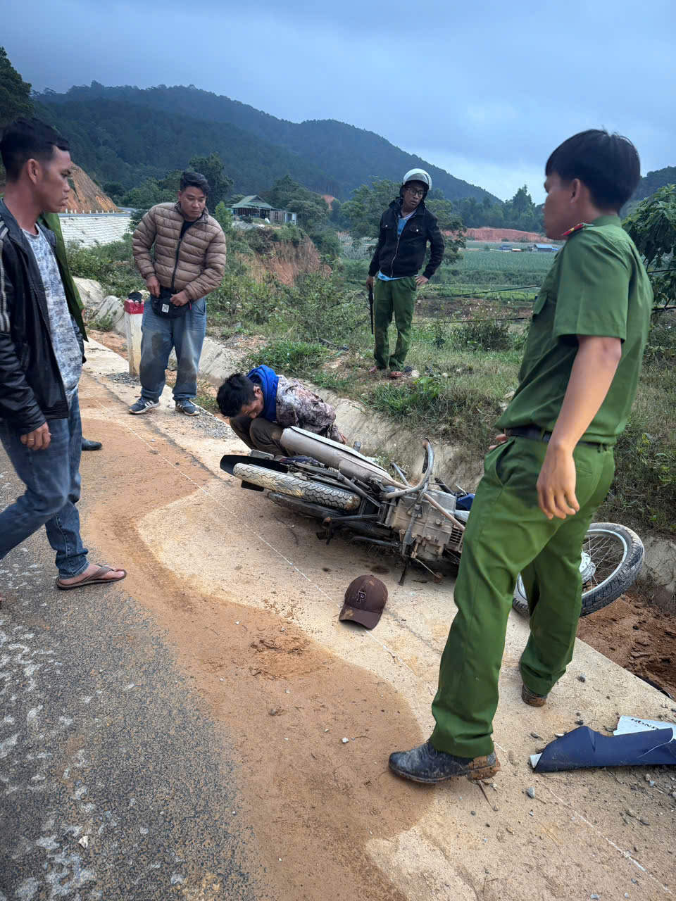 Bắt giữ kẻ mang xăng cướp ngân hàng ở Lâm Đồng sau 1 giờ gây án- Ảnh 2. Bắt giữ kẻ mang xăng cướp ngân hàng ở Lâm Đồng sau 1 giờ gây án- Ảnh 2.