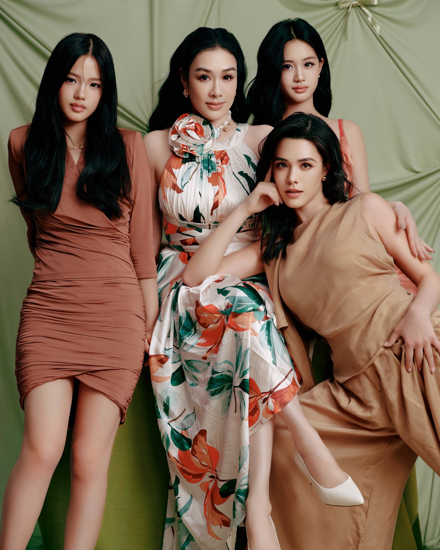 'Bom sex' gốc Việt Chung Lệ Đề khoe 3 con gái xinh đẹp - Ảnh 2.