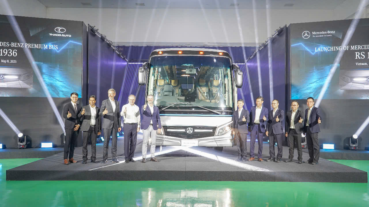 Xuất khẩu xe bus cao cấp thương hiệu Mercedes-Benz do THACO sản xuất- Ảnh 1. Xuất khẩu xe bus cao cấp thương hiệu Mercedes-Benz do THACO sản xuất- Ảnh 1.