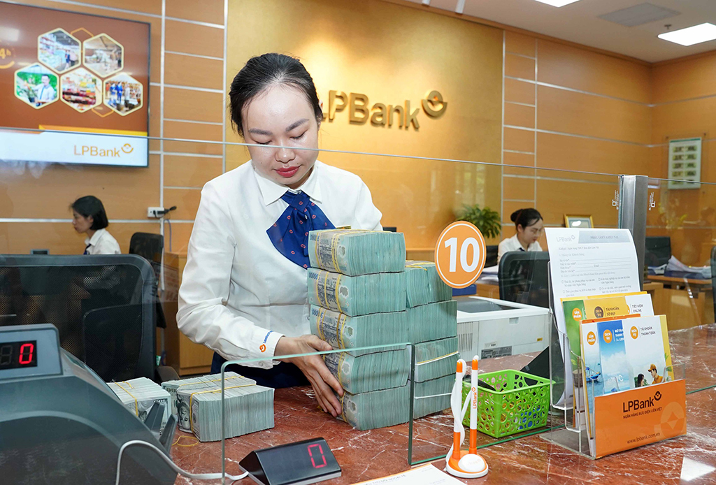 Doanh nghiệp cũng gửi tiết kiệm chờ thời?- Ảnh 1. Doanh nghiệp cũng gửi tiết kiệm chờ thời?- Ảnh 1.