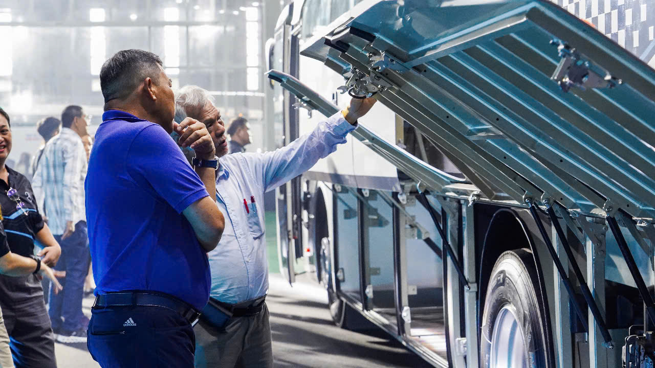 Xuất khẩu xe bus cao cấp thương hiệu Mercedes-Benz do THACO sản xuất- Ảnh 3. Xuất khẩu xe bus cao cấp thương hiệu Mercedes-Benz do THACO sản xuất- Ảnh 3.