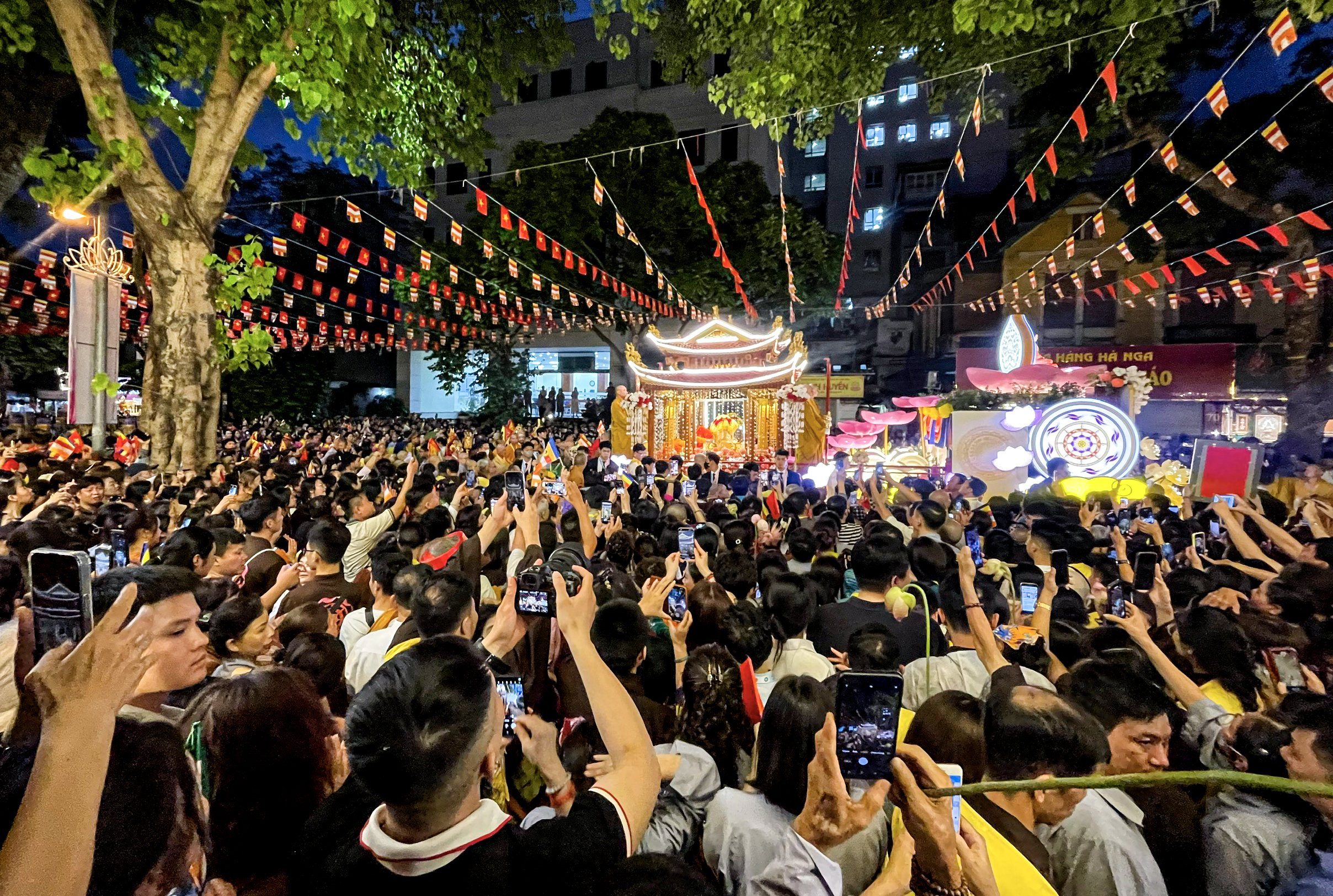 Hàng nghìn người cung rước xá lợi Phật quanh hồ Gươm Hàng nghìn người cung rước xá lợi Phật quanh hồ Gươm