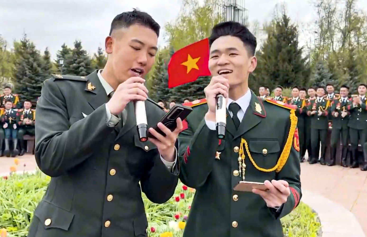 Thượng sĩ Việt Nam kể chuyện sau màn song ca gây sốt với quân nhân Trung Quốc tại Nga- Ảnh 4. Thượng sĩ Việt Nam kể chuyện sau màn song ca gây sốt với quân nhân Trung Quốc tại Nga- Ảnh 4.