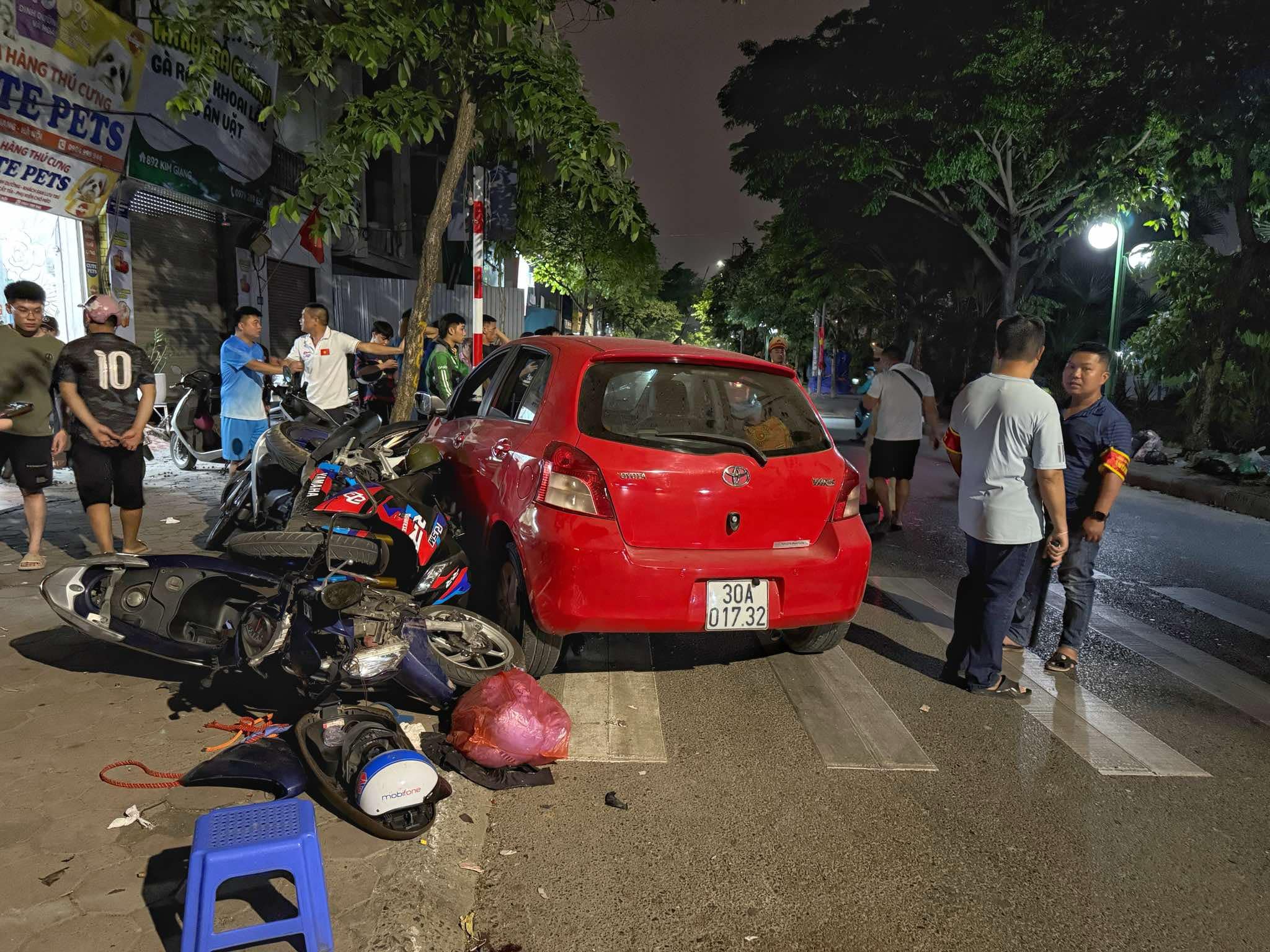 Hà Nội: Tạm đình chỉ Trưởng công an xã Tam Hiệp lái ô tô tông 6 xe máy- Ảnh 2. Hà Nội: Tạm đình chỉ Trưởng công an xã Tam Hiệp lái ô tô tông 6 xe máy- Ảnh 2.