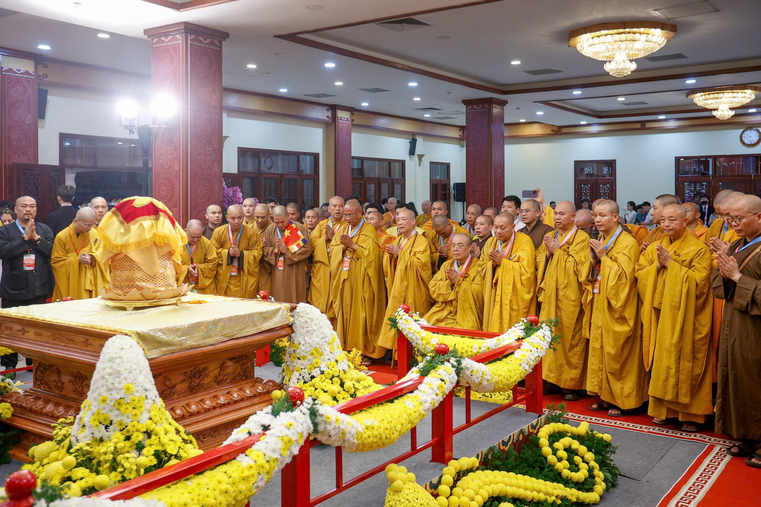 Hàng nghìn người cung rước xá lợi Phật quanh hồ Gươm- Ảnh 18. Hàng nghìn người cung rước xá lợi Phật quanh hồ Gươm- Ảnh 18.