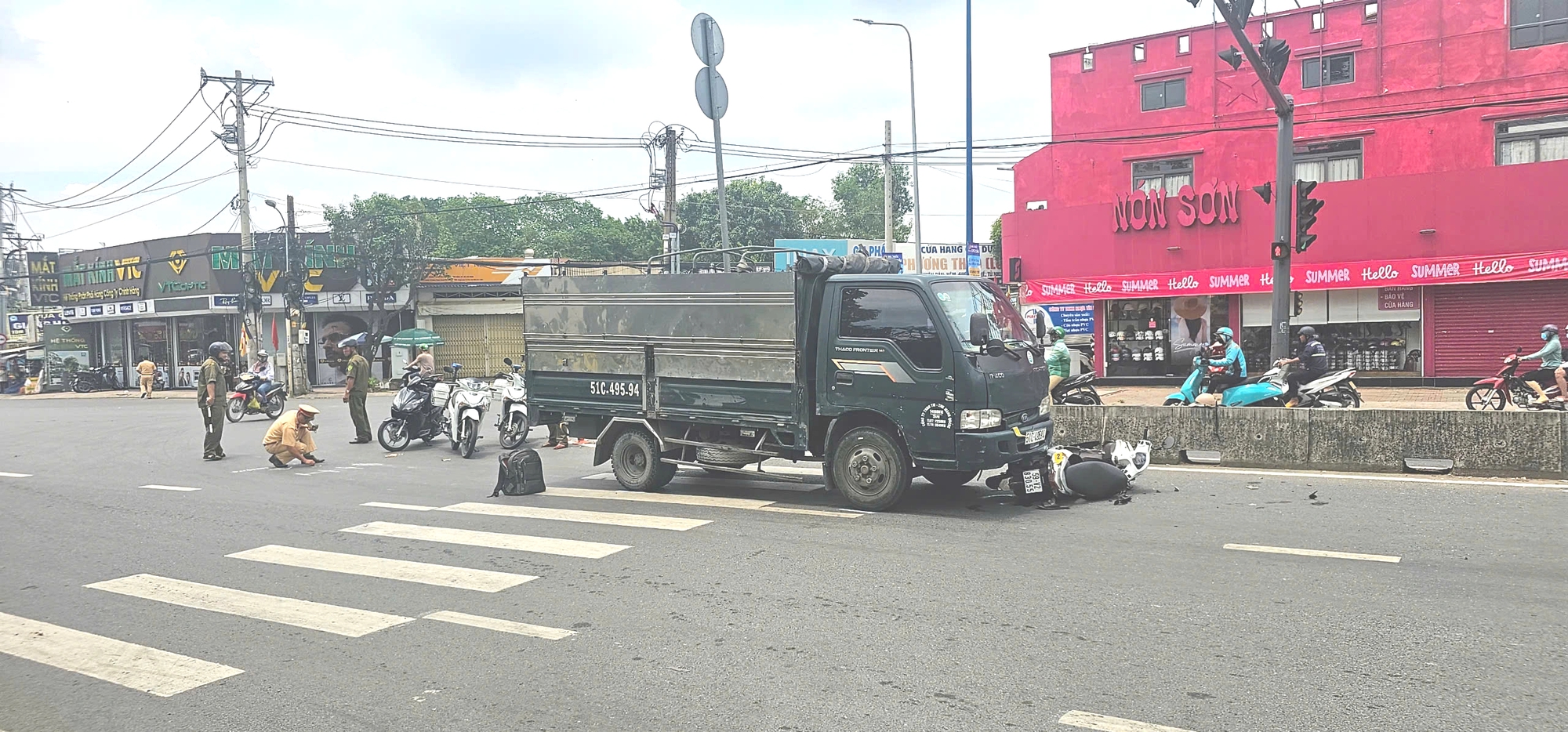 Người dân vô tư chạy xe máy ngược chiều bất chấp va chạm trên đường- Ảnh 1. Người dân vô tư chạy xe máy ngược chiều bất chấp va chạm trên đường- Ảnh 1.