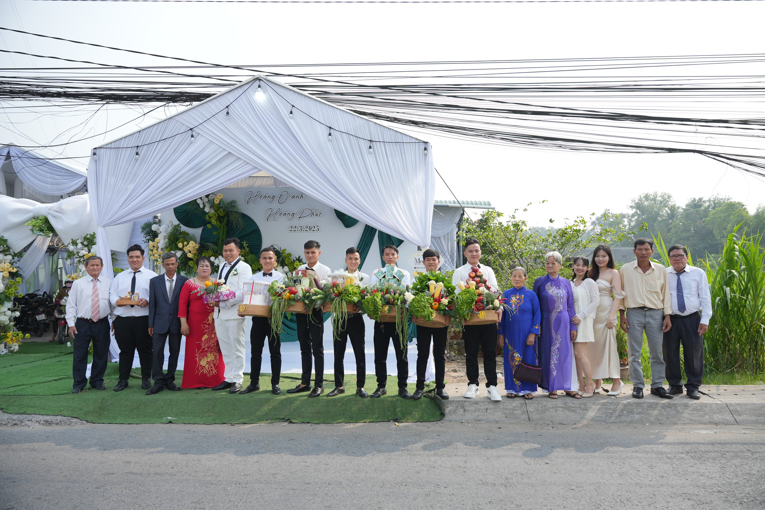 Chú rể trang trí đám cưới bằng rau củ: Khách mời được mang về xào đủ món - Ảnh 7.