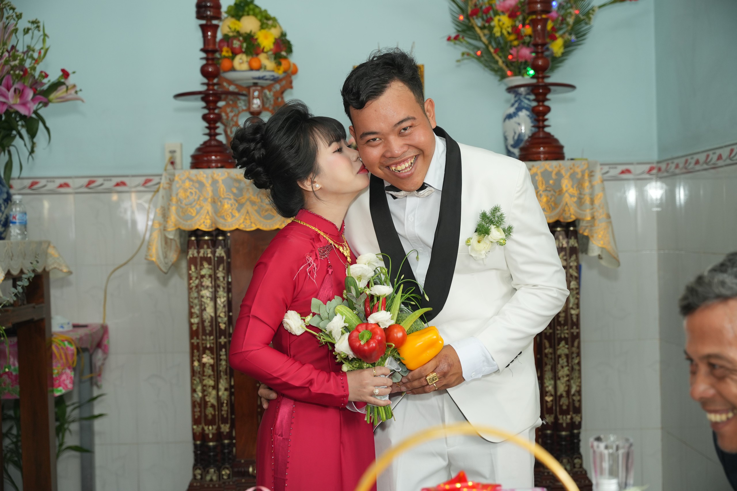 Chú rể trang trí đám cưới bằng rau củ: Khách mời được mang về xào đủ món - Ảnh 6.