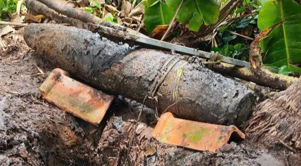 Long An: Nông dân đào đất làm vườn chạm quả bom 200 kg - Ảnh 1.