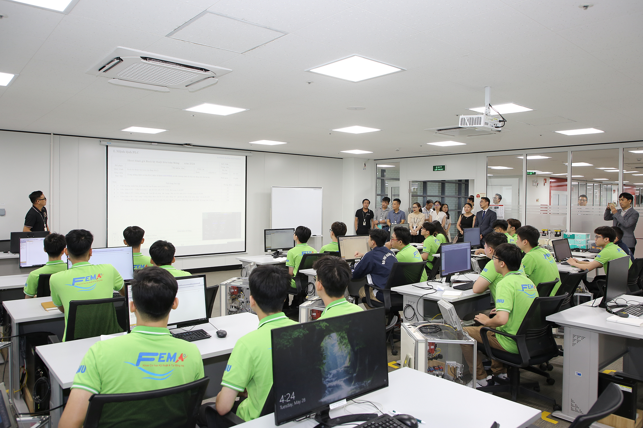 ハノイ国立大学では、すべての学生に AI アプリケーションを教えています - 写真 1。 ĐH Quốc gia Hà Nội dạy ứng dụng AI cho tất cả sinh viên- Ảnh 1.