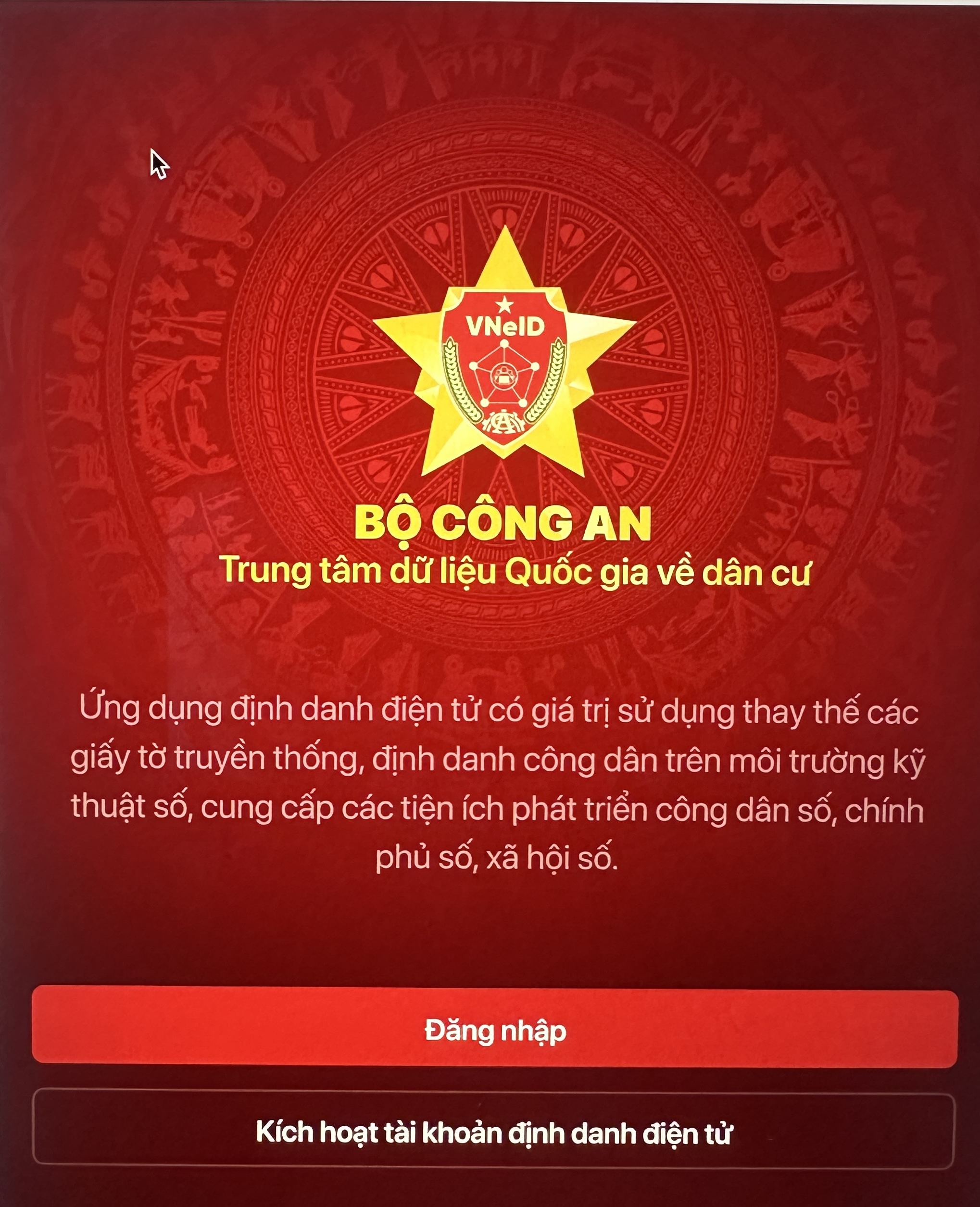Công an Cà Mau cảnh báo thủ đoạn lừa phụ huynh cài ứng dụng VNeID- Ảnh 1. Công an Cà Mau cảnh báo thủ đoạn lừa phụ huynh cài ứng dụng VNeID- Ảnh 1.