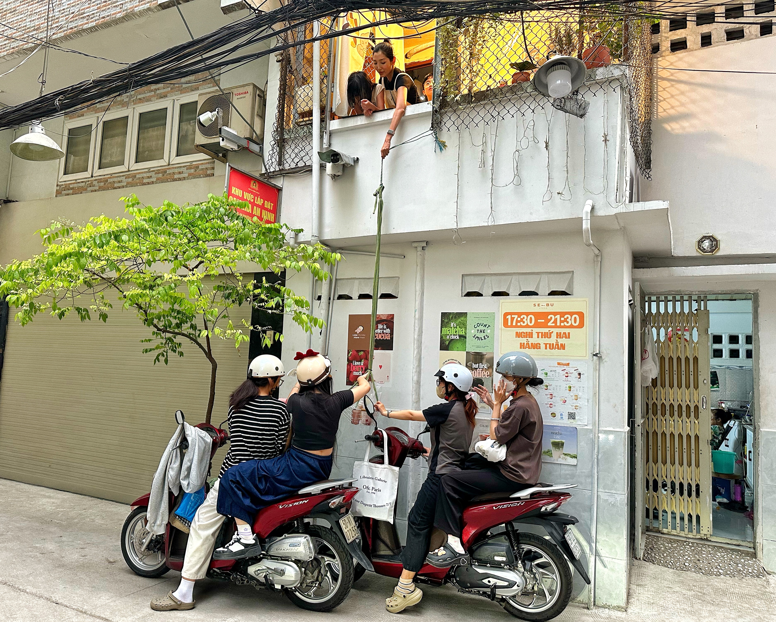 Độc lạ quán nước thả dây trong hẻm TP.HCM: Khách mỏi cổ vì chủ quán… 'lười'- Ảnh 3.