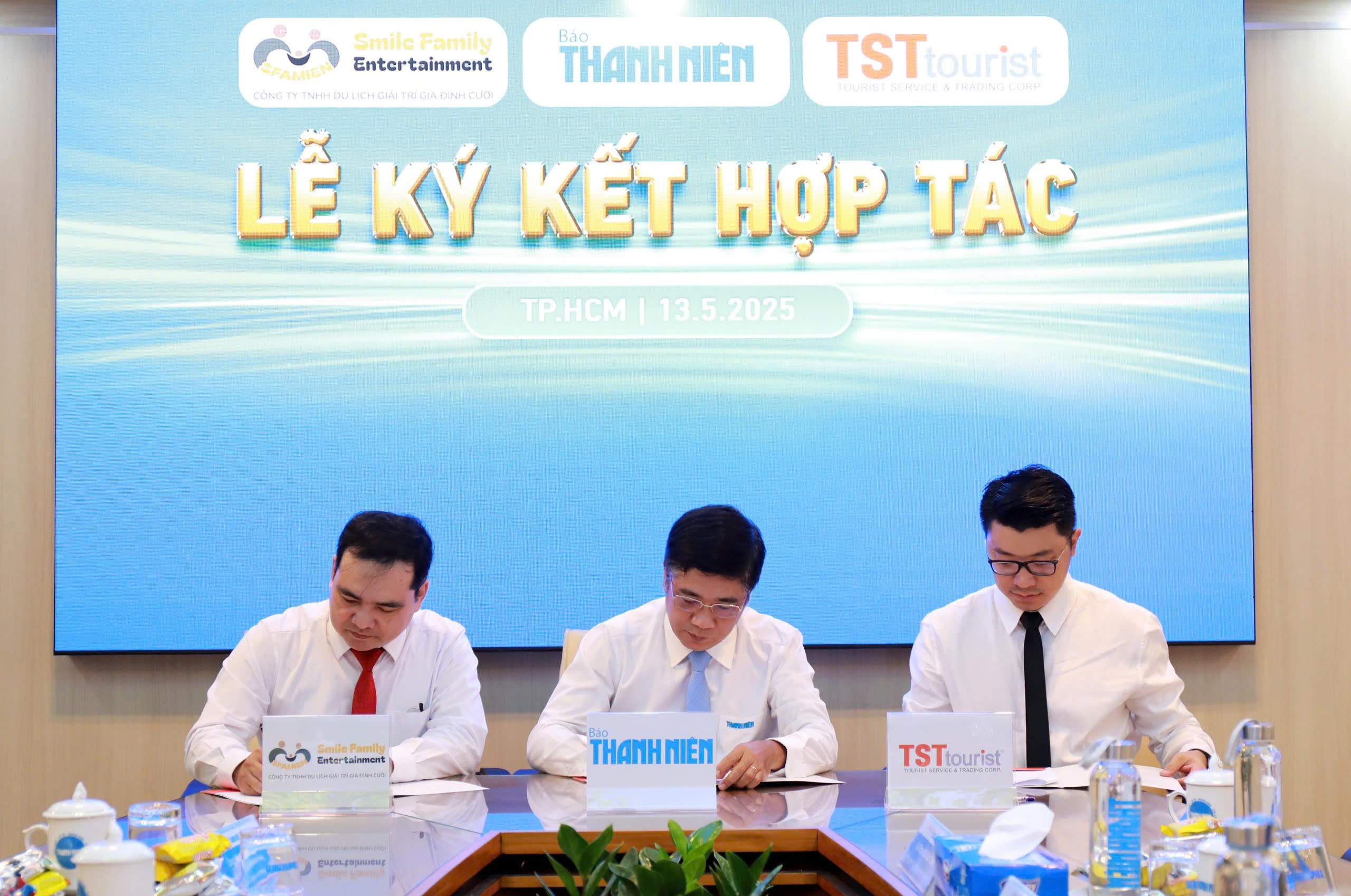Báo Thanh Niên ký kết hợp tác với Công ty SFAMIEN và TST Tourist Báo Thanh Niên ký kết hợp tác với Công ty SFAMIEN và TST Tourist