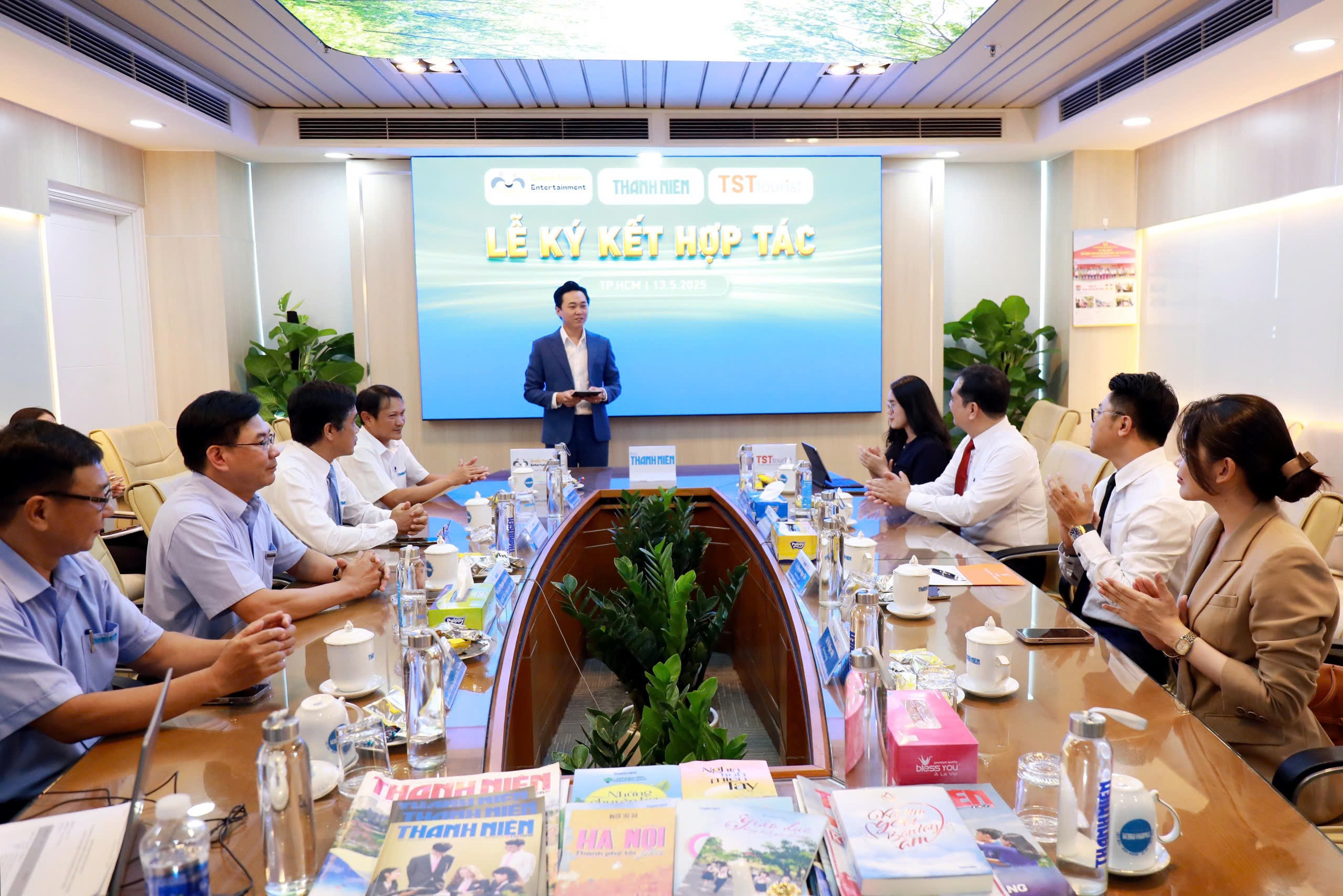Báo Thanh Niên ký kết hợp tác với Công ty SFAMIEN và TST TOURIST - Ảnh 6.