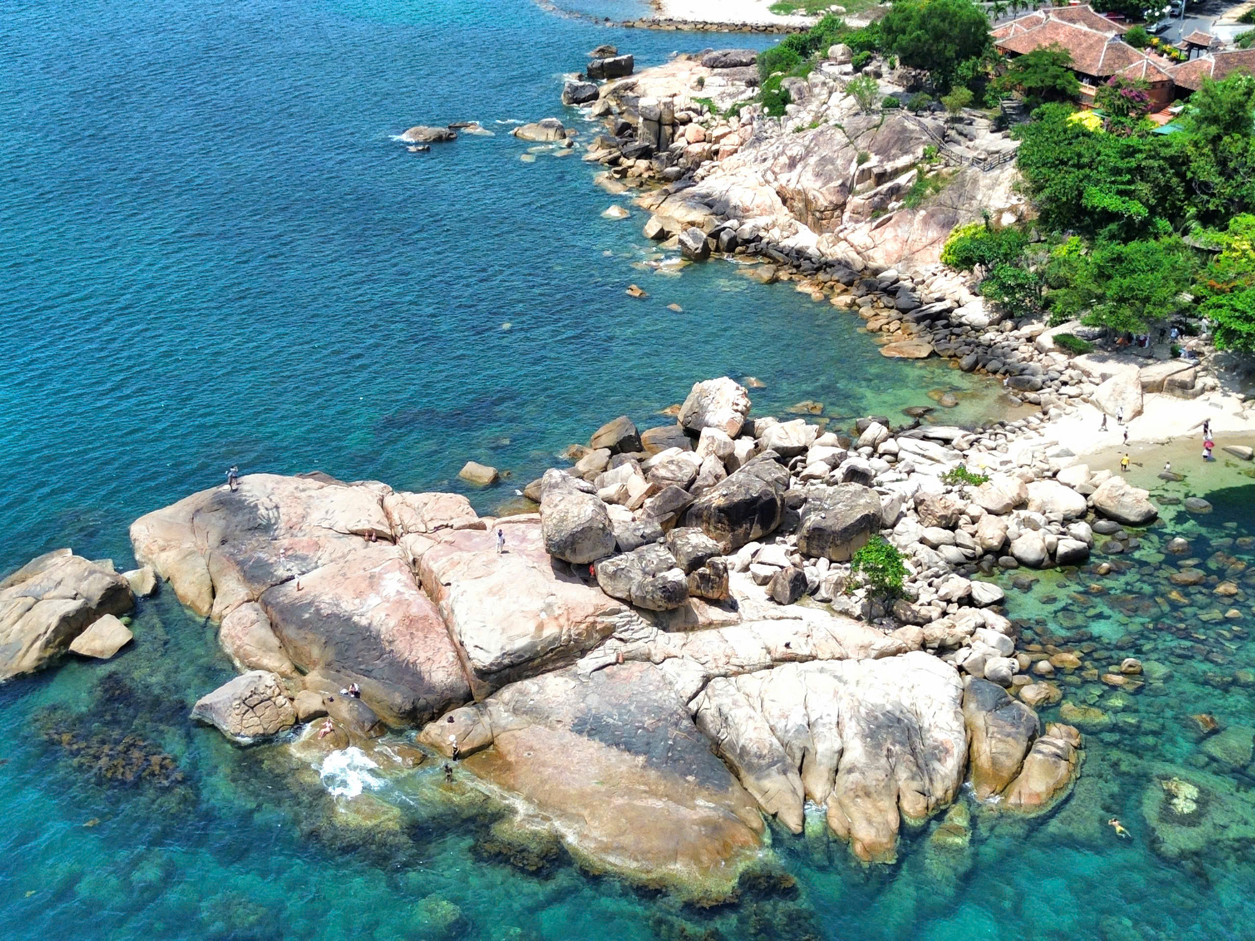 Người đàn ông có hành vi biến thái trước du khách nữ tại biển Nha Trang- Ảnh 2. Người đàn ông có hành vi biến thái trước du khách nữ tại biển Nha Trang- Ảnh 2.
