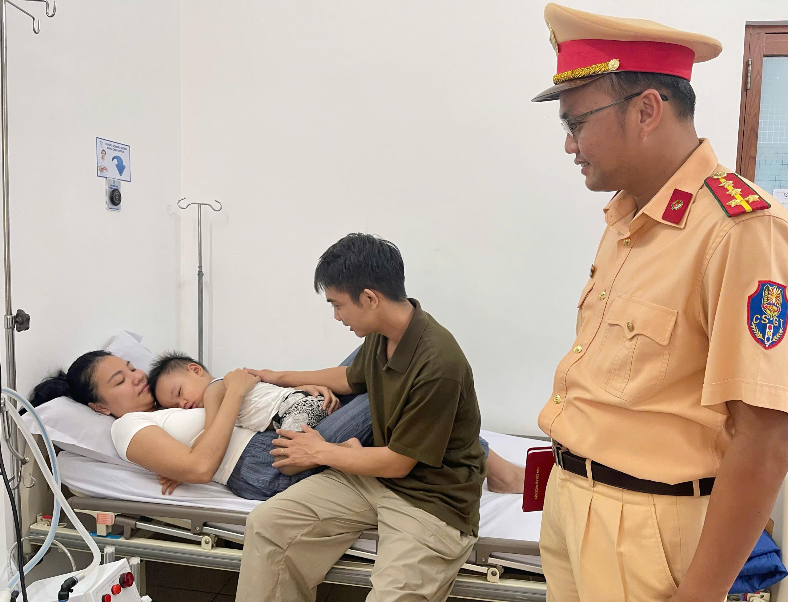 Xúc động cái ôm CSGT TP.HCM sau dẫn đường cấp cứu bé trai tím tái - Ảnh 1.