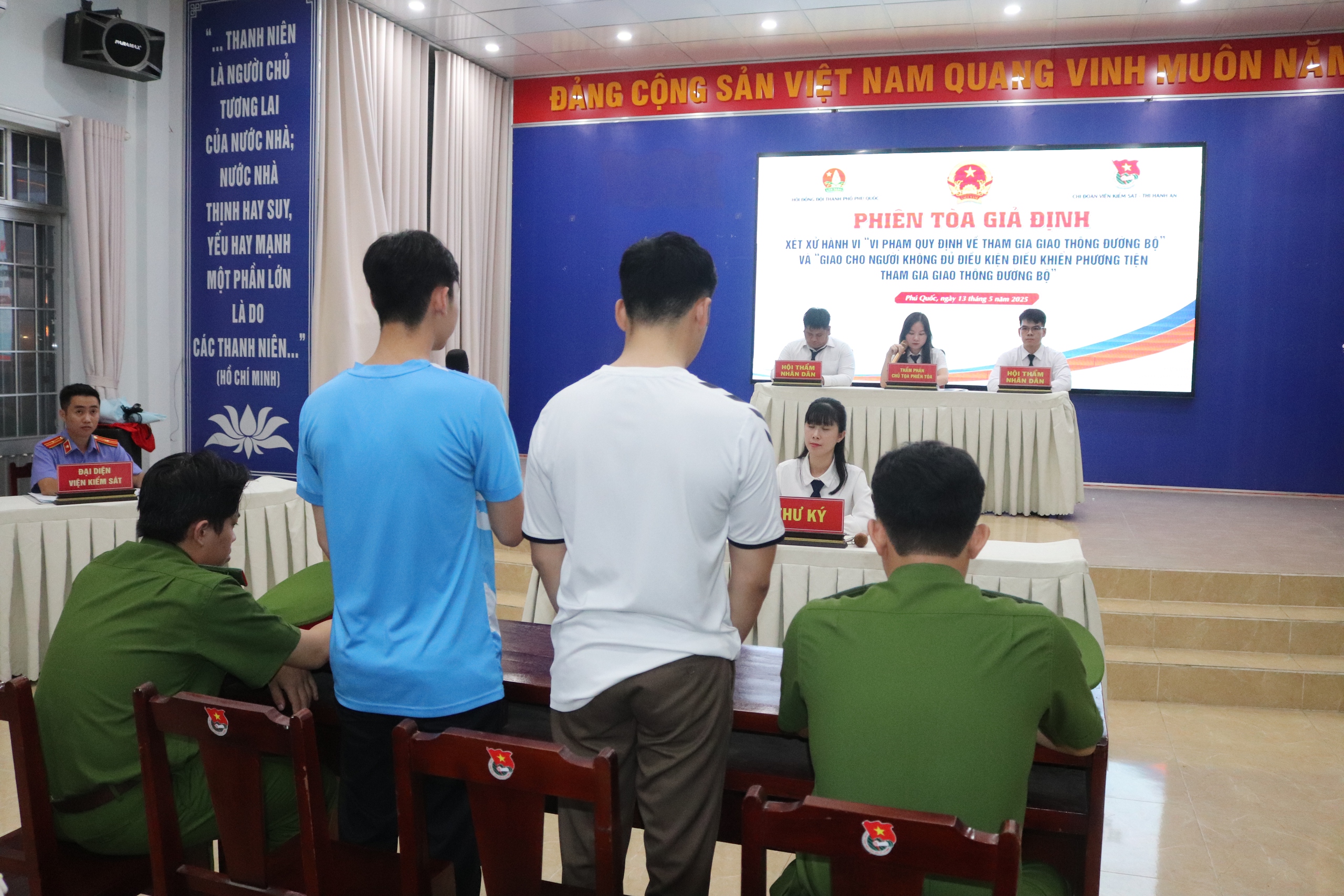 Tuyên truyền an toàn giao thông cho học sinh huyện đảo qua phiên tòa giả định - Ảnh 1.