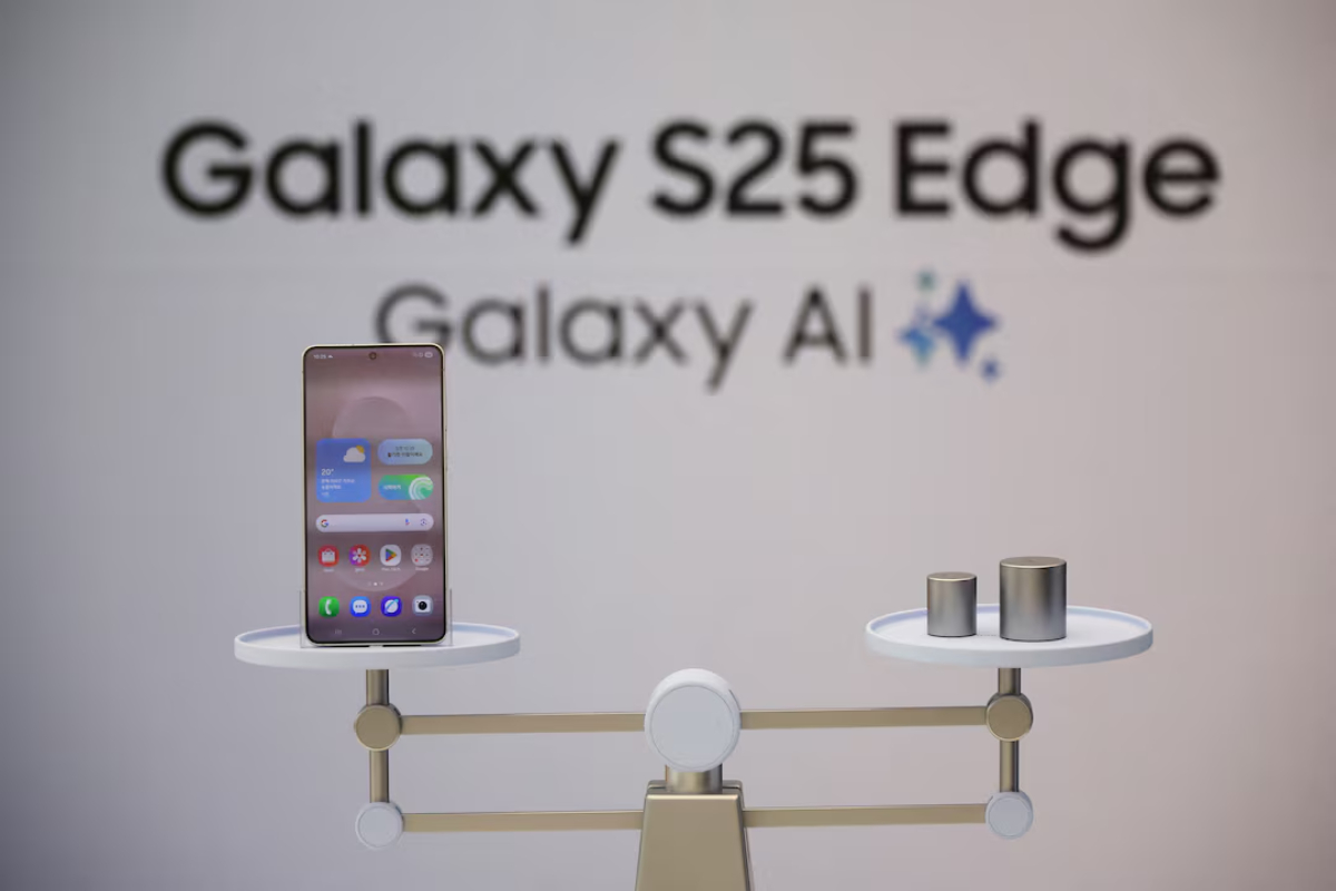 Samsung chế giễu iPhone 'dày và nặng' - Ảnh 1.