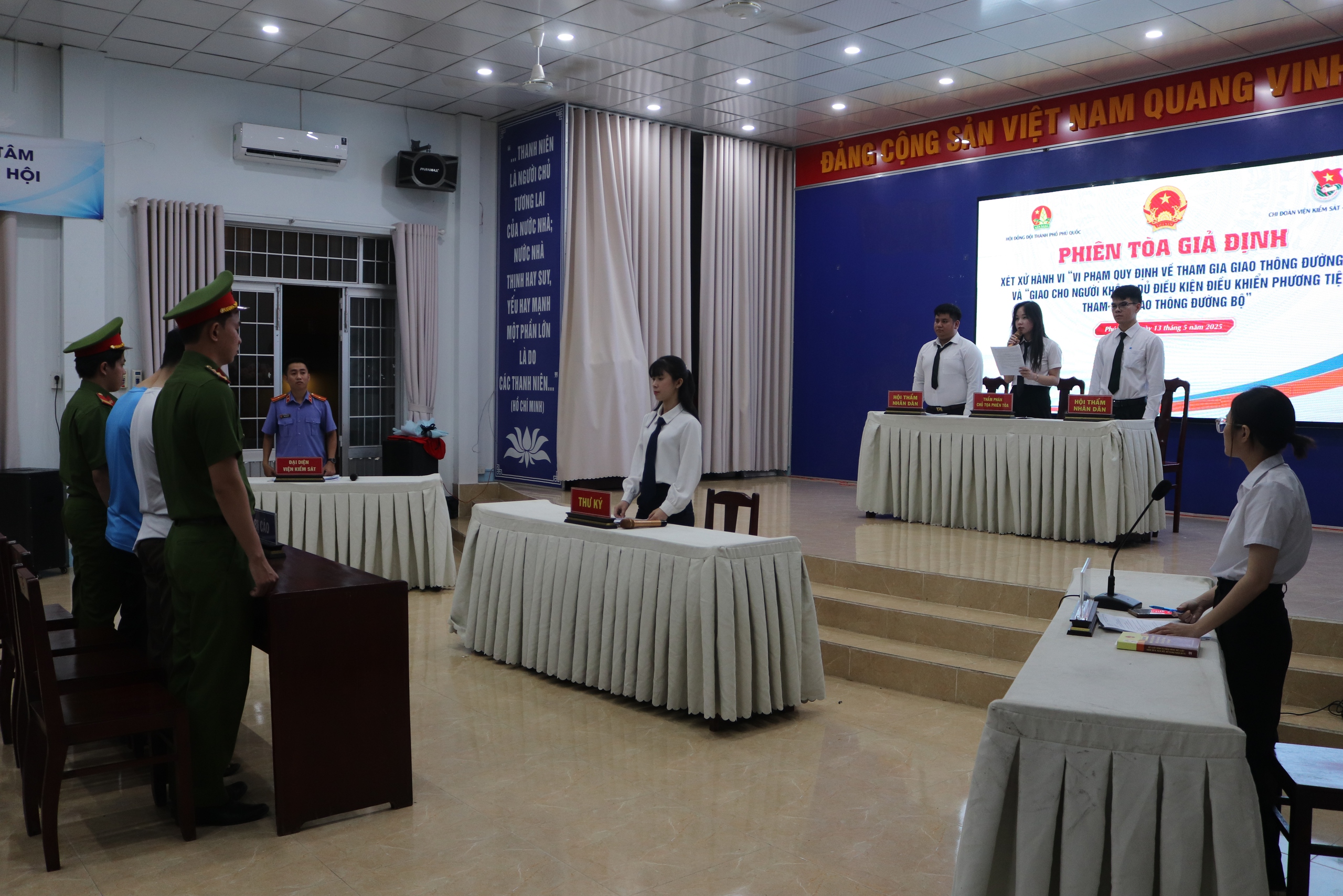 Tuyên truyền an toàn giao thông cho học sinh huyện đảo qua phiên tòa giả định - Ảnh 3.